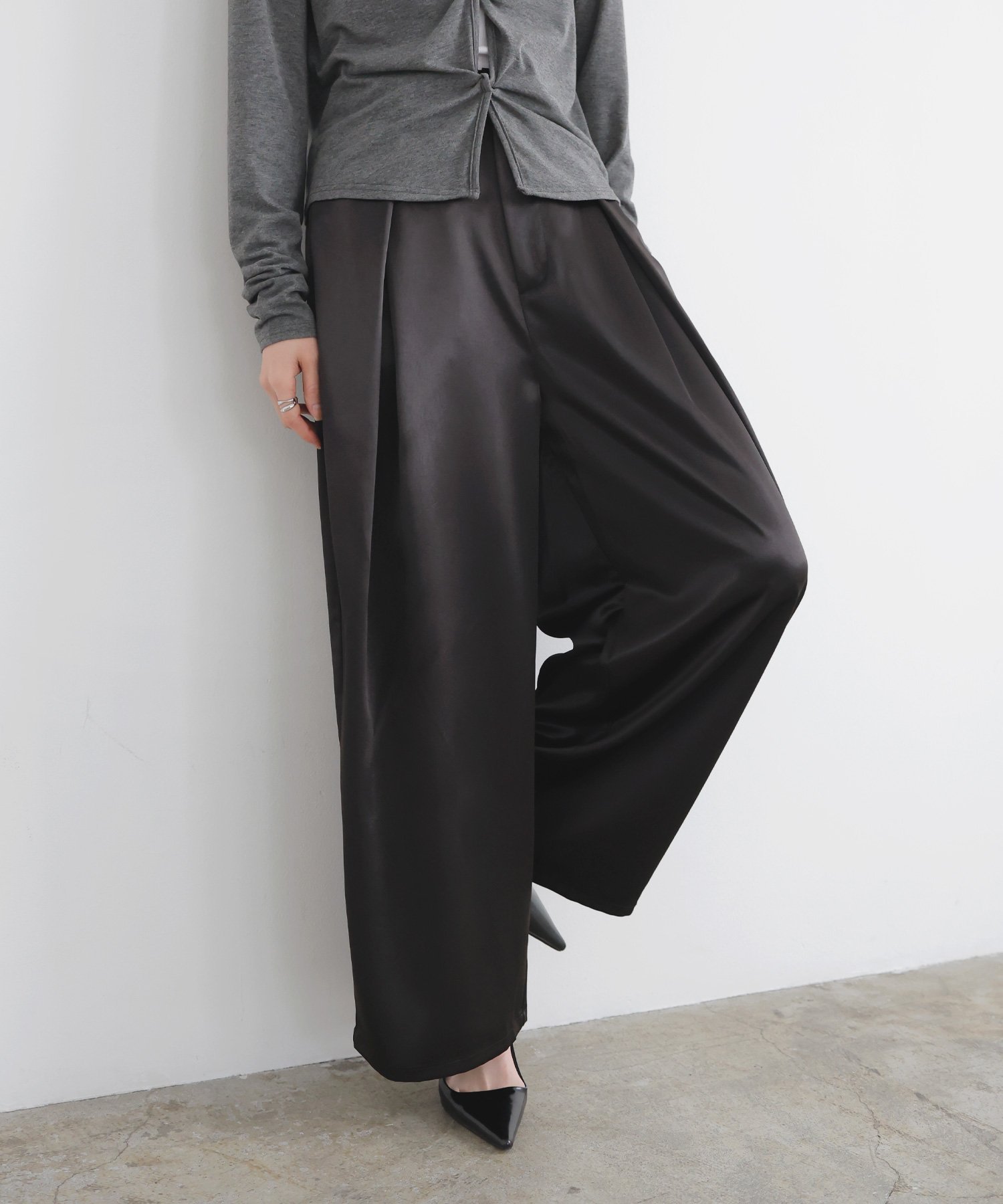 【リアン/Lian】のサテンタックワイドパンツ インテリア・キッズ・メンズ・レディースファッション・服の通販 founy(ファニー) 　ファッション　Fashion　レディースファッション　Fashion for Women　パンツ　Pants & Trousers　ストレート　Straight, Straight Cut　ブラック|ID: prp329100004883817 ipo3291000000036456410