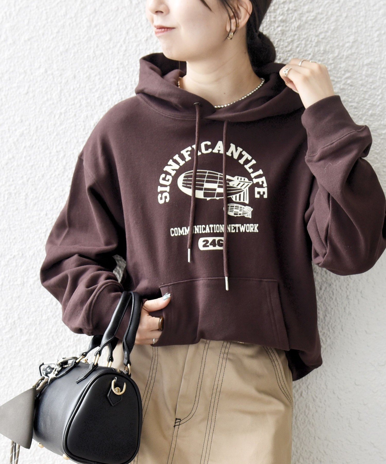 【シップス フォー ウィメン/SHIPS】の【SHIPS any別注】THE KNiTS 洗濯機可能 ロゴプリント フーディー パーカー インテリア・キッズ・メンズ・レディースファッション・服の通販 founy(ファニー) 　ファッション　Fashion　レディースファッション　Fashion for Women　トップス・カットソー　Cut & Sew Tops　ニット　Knit Tops & Sweaters　レディースパーカー・カジュアルフーディー　Casual Hoodies & Sweatshirts　イラスト　Illustration　今季　This Season, Current Season　ジャケット　Jacket, Outerwear　定番　Standard, Basic Item　バランス　Balance, Style Balance　パーカー　Hoodie, Parka　プリント　Print, Printed Pattern　別注　Limited Edition, Custom Order　ロング　Long, Long-Length　2026年　2026　ブラウン|ID: prp329100004885673 ipo3291000000036472976