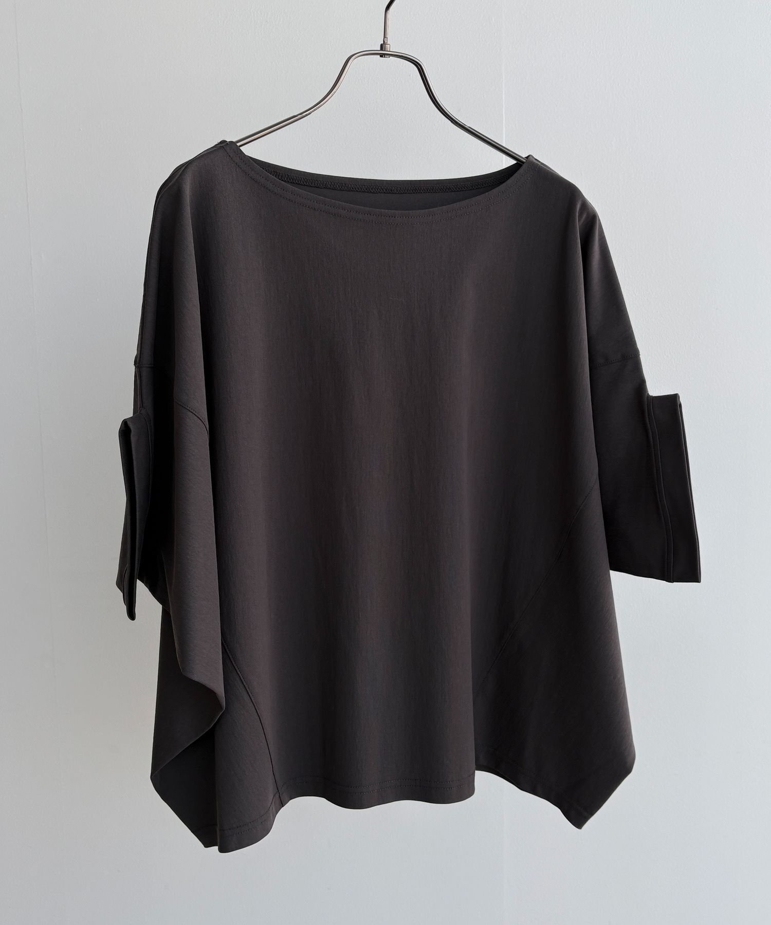 【バンヤードストーム/BARNYARDSTORM】の【『BABALOG』ご紹介アイテム】トリコットターンバックTシャツ インテリア・キッズ・メンズ・レディースファッション・服の通販 founy(ファニー) 　ファッション　Fashion　レディースファッション　Fashion for Women　トップス・カットソー　Cut & Sew Tops　シャツ・ブラウス・オフィスカジュアル　Elegant Blouses & Button-Ups　ロングTシャツ・Tシャツ　Longline T-Shirts & Tees　バッグ　Bags　カットソー　Cut and Sewn Top　スリーブ　Sleeve, Long Sleeve / Short Sleeve　ダウン　Down, Puffer　デニム　Denim, Jeans Material　ネックレス　Necklace, Pendant Necklace　パターン　Pattern, Design Print　ワイド　Wide, Wide Fit　ビジネス 仕事 通勤　Business / Work / Commuting　チャコール|ID: prp329100004885836 ipo3291000000036474587