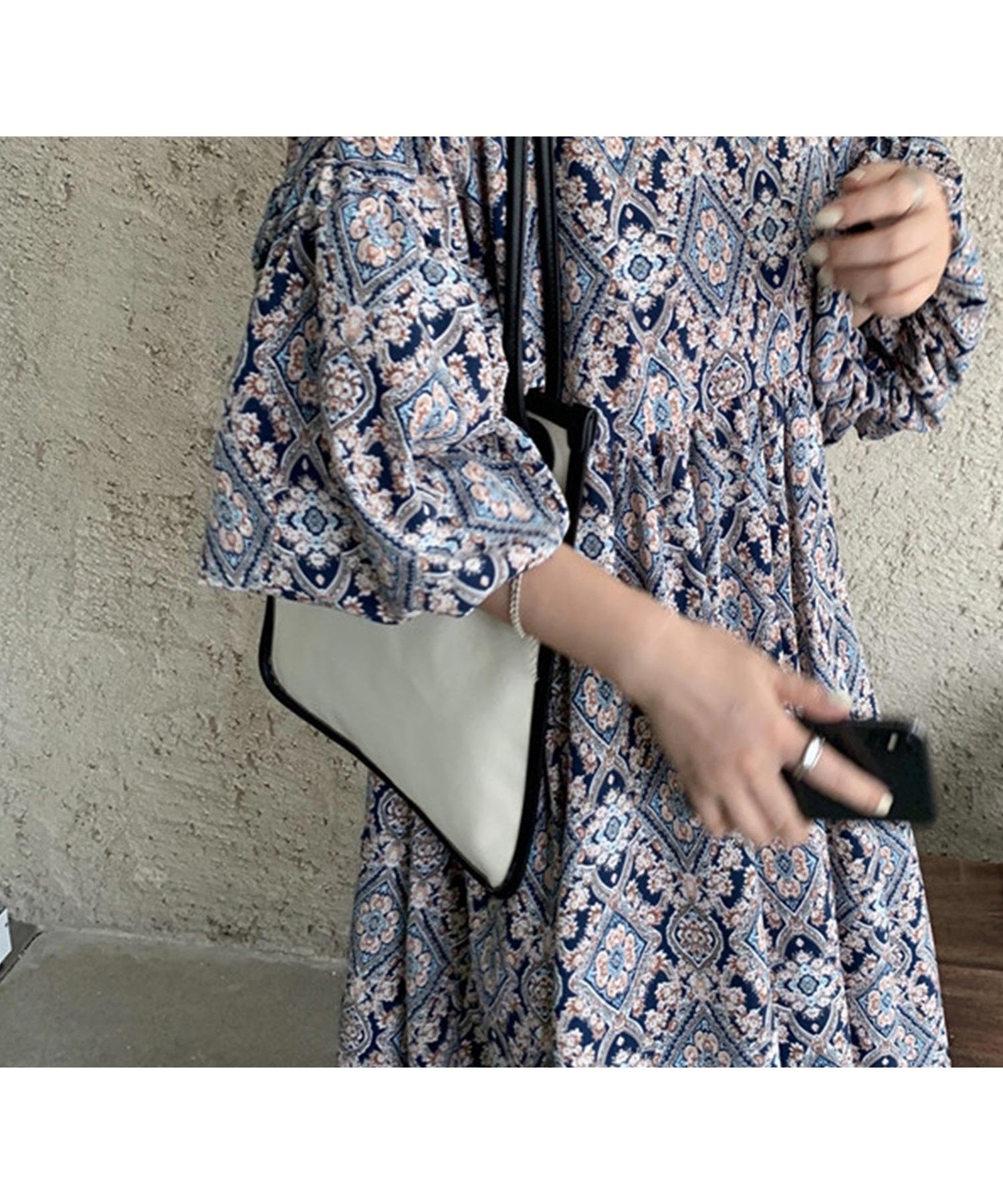 【ヴィータフェリーチェ/VitaFelice】のペイズリー柄ロングワンピース レディース 春夏 長袖 Vネック 総柄 インテリア・キッズ・メンズ・レディースファッション・服の通販 founy(ファニー) 　ファッション　Fashion　レディースファッション　Fashion for Women　ワンピース　Dresses　スリーブ　Sleeve, Long Sleeve / Short Sleeve　バルーン　Balloon, Balloon Silhouette　ペイズリー　Paisley, Ethnic Pattern　リラックス　Relax, Relaxed Fit　ロング　Long, Long-Length　再入荷　Restock / Back in Stock　夏　Summer　春　Spring　S/S・春夏　SS, Spring/Summer, Warm Season　長袖　Long Sleeve, Full Sleeve　ネイビー|ID: prp329100004885894 ipo3291000000036475388