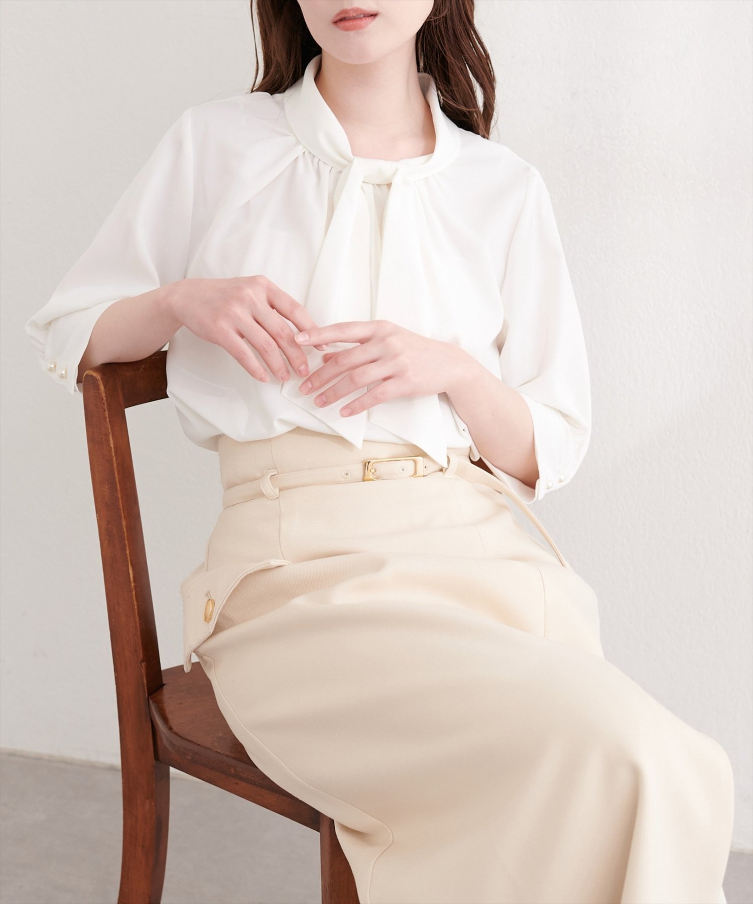 【ナチュラルクチュール/natural couture】の袖口パールノット結び6分袖ブラウス インテリア・キッズ・メンズ・レディースファッション・服の通販 founy(ファニー) 　ファッション　Fashion　レディースファッション　Fashion for Women　トップス・カットソー　Cut & Sew Tops　シャツ・ブラウス・オフィスカジュアル　Elegant Blouses & Button-Ups　スリーブ　Sleeve, Long Sleeve / Short Sleeve　バルーン　Balloon, Balloon Silhouette　パール　Pearl, Pearl Accent　ロング　Long, Long-Length　再入荷　Restock / Back in Stock　ビジネス 仕事 通勤　Business / Work / Commuting　2026年　2026　オフホワイト|ID: prp329100004888086 ipo3291000000036502948