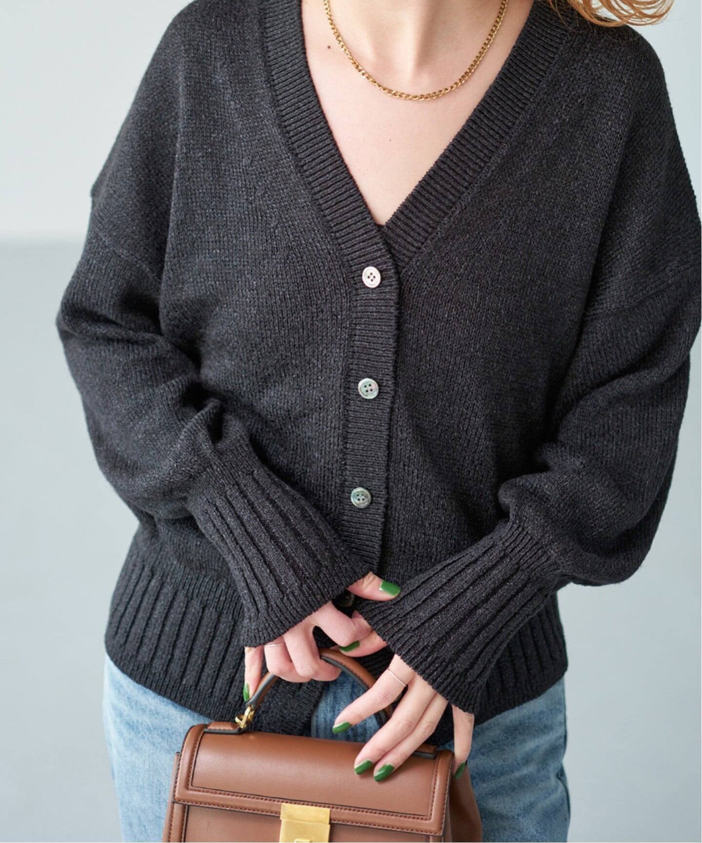 【スピック&スパン/Spick & Span】の《追加》レーヨンペーパーヤーンVネックカーディガン インテリア・キッズ・メンズ・レディースファッション・服の通販 founy(ファニー) 　ファッション　Fashion　レディースファッション　Fashion for Women　トップス・カットソー　Cut & Sew Tops　カーディガン・羽織り　Layered Style Cardigans　Vネックトップス　V-Neck Tops / V-Cut Neckline Shirts　カーディガン　Cardigan, Knitwear　シンプル　Simple, Minimal　ブライト　Bright, Shiny　ミドル　Middle Length, Mid Height　エレガント 上品　Elegant　ブラック|ID: prp329100004888117 ipo3291000000036503366