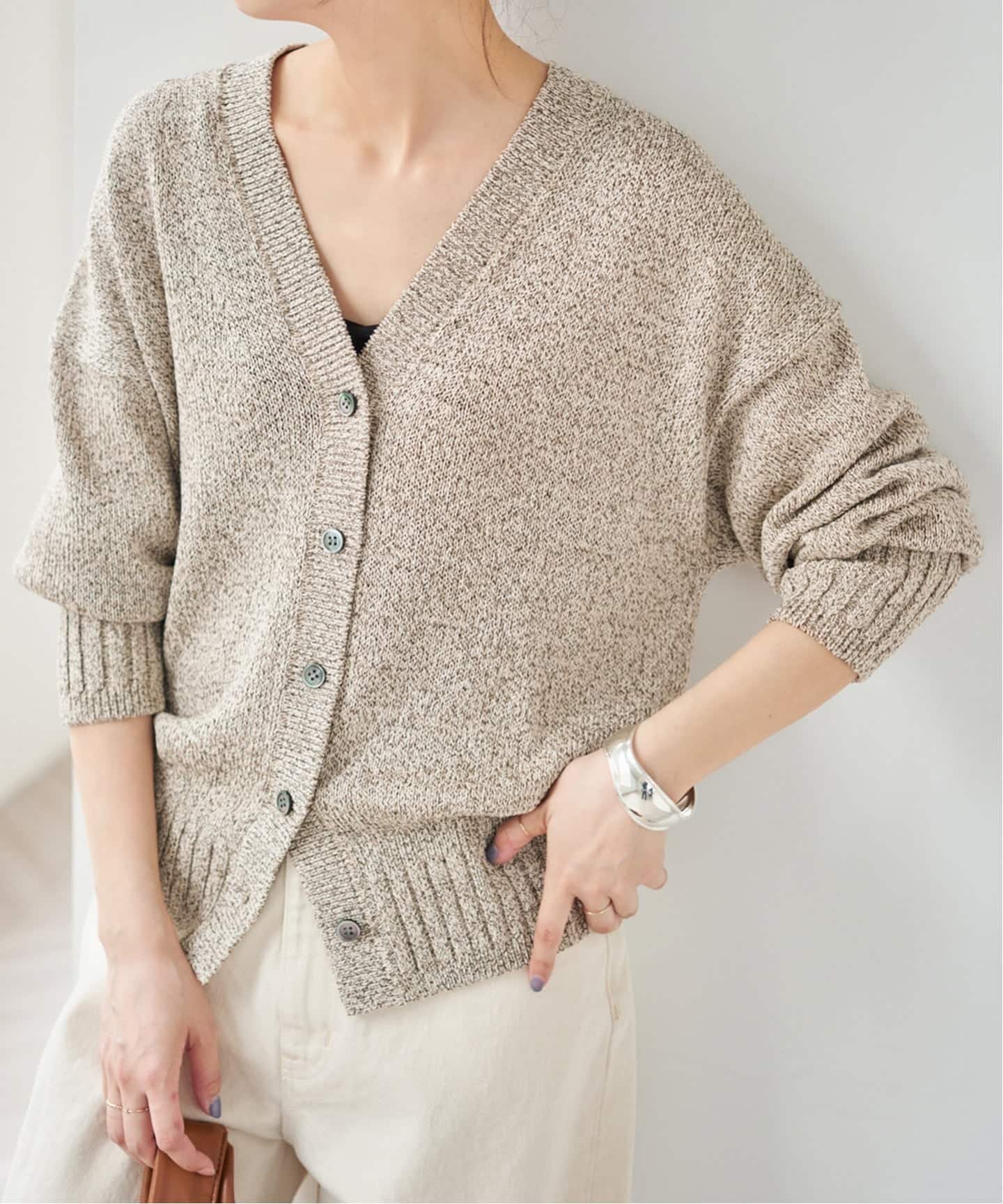 【スピック&スパン/Spick & Span】の《追加》レーヨンペーパーヤーンVネックカーディガン インテリア・キッズ・メンズ・レディースファッション・服の通販 founy(ファニー) 　ファッション　Fashion　レディースファッション　Fashion for Women　トップス・カットソー　Cut & Sew Tops　カーディガン・羽織り　Layered Style Cardigans　Vネックトップス　V-Neck Tops / V-Cut Neckline Shirts　カーディガン　Cardigan, Knitwear　シンプル　Simple, Minimal　ブライト　Bright, Shiny　ミドル　Middle Length, Mid Height　エレガント 上品　Elegant　ベージュ|ID: prp329100004888117 ipo3291000000036503368