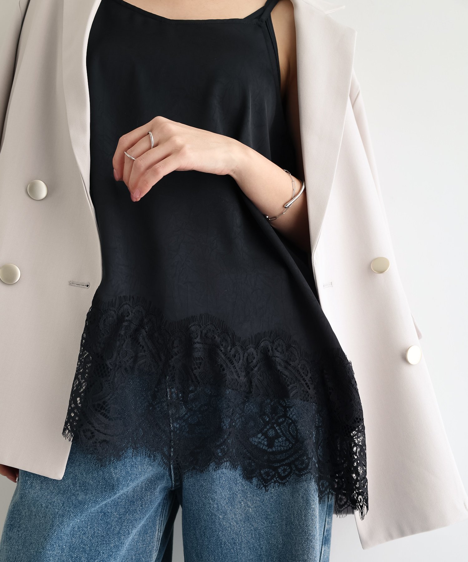 【アンドミー/andme】の【選べる着丈】サテン 裾レース キャミソール インテリア・キッズ・メンズ・レディースファッション・服の通販 founy(ファニー) 　ファッション　Fashion　レディースファッション　Fashion for Women　トップス・カットソー　Cut & Sew Tops　キャミソール&ノースリーブ　Camisoles & Sleeveless Tops　キャミソール　Camisole, Spaghetti Strap Top　サテン　Satin, Glossy Fabric　ジャケット　Jacket, Outerwear　スラックス　Slacks, Dress Pants　バランス　Balance, Style Balance　レース　Lace, Lace Fabric　おすすめ　Recommended / Our Picks　エレガント 上品　Elegant　ブラック|ID: prp329100004888130 ipo3291000000036503492