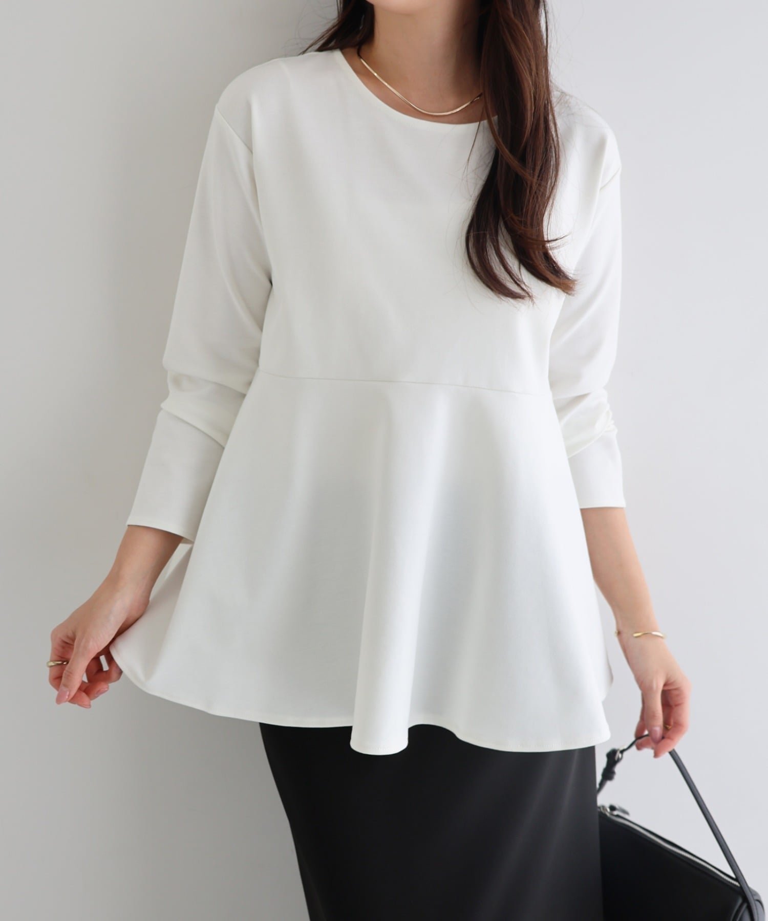 【アンドミー/andme】のきれいめ ポンチ 長袖 ペプラム フレア トップス インテリア・キッズ・メンズ・レディースファッション・服の通販 founy(ファニー) 　ファッション　Fashion　レディースファッション　Fashion for Women　トップス・カットソー　Cut & Sew Tops　カットソー　Cut and Sewn Top　切替　Switching, Contrast Panel　ショルダー　Shoulder, Shoulder Strap　ドロップ　Drop Shoulder, Dropped Style　定番　Standard, Basic Item　人気　Popular, Best Seller　長袖　Long Sleeve, Full Sleeve　バランス　Balance, Style Balance　フレア　Flare, Flared　ベーシック　Basic, Essential　ペプラム　Peplum, Flared Hem　楽ちん　Easy Fit, Comfortable　おすすめ　Recommended / Our Picks　エレガント 上品　Elegant　オフホワイト|ID: prp329100004888163 ipo3291000000036503842