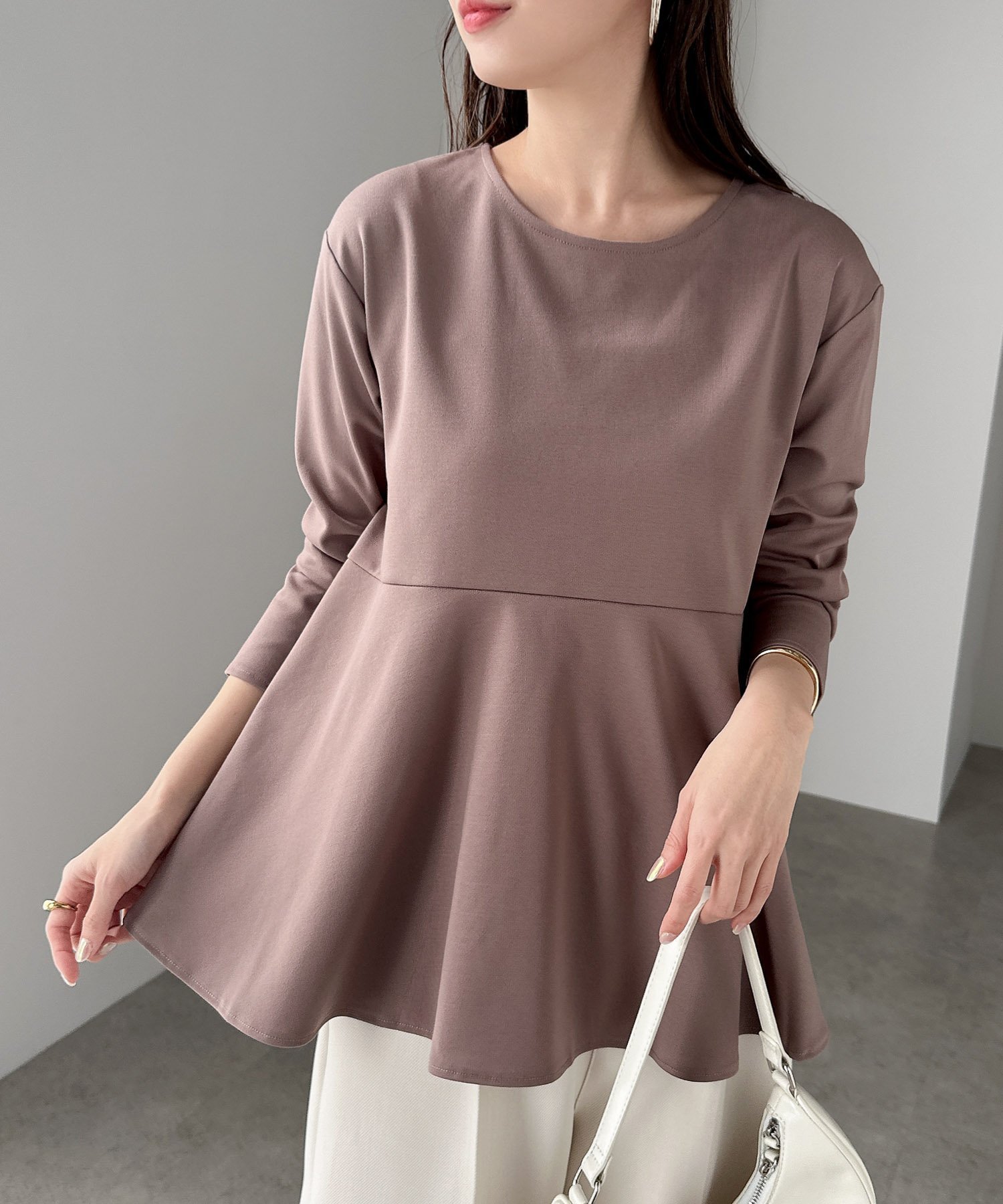 【アンドミー/andme】のきれいめ ポンチ 長袖 ペプラム フレア トップス インテリア・キッズ・メンズ・レディースファッション・服の通販 founy(ファニー) 　ファッション　Fashion　レディースファッション　Fashion for Women　トップス・カットソー　Cut & Sew Tops　カットソー　Cut and Sewn Top　切替　Switching, Contrast Panel　ショルダー　Shoulder, Shoulder Strap　ドロップ　Drop Shoulder, Dropped Style　定番　Standard, Basic Item　人気　Popular, Best Seller　長袖　Long Sleeve, Full Sleeve　バランス　Balance, Style Balance　フレア　Flare, Flared　ベーシック　Basic, Essential　ペプラム　Peplum, Flared Hem　楽ちん　Easy Fit, Comfortable　おすすめ　Recommended / Our Picks　エレガント 上品　Elegant　グレージュ|ID: prp329100004888163 ipo3291000000036503847