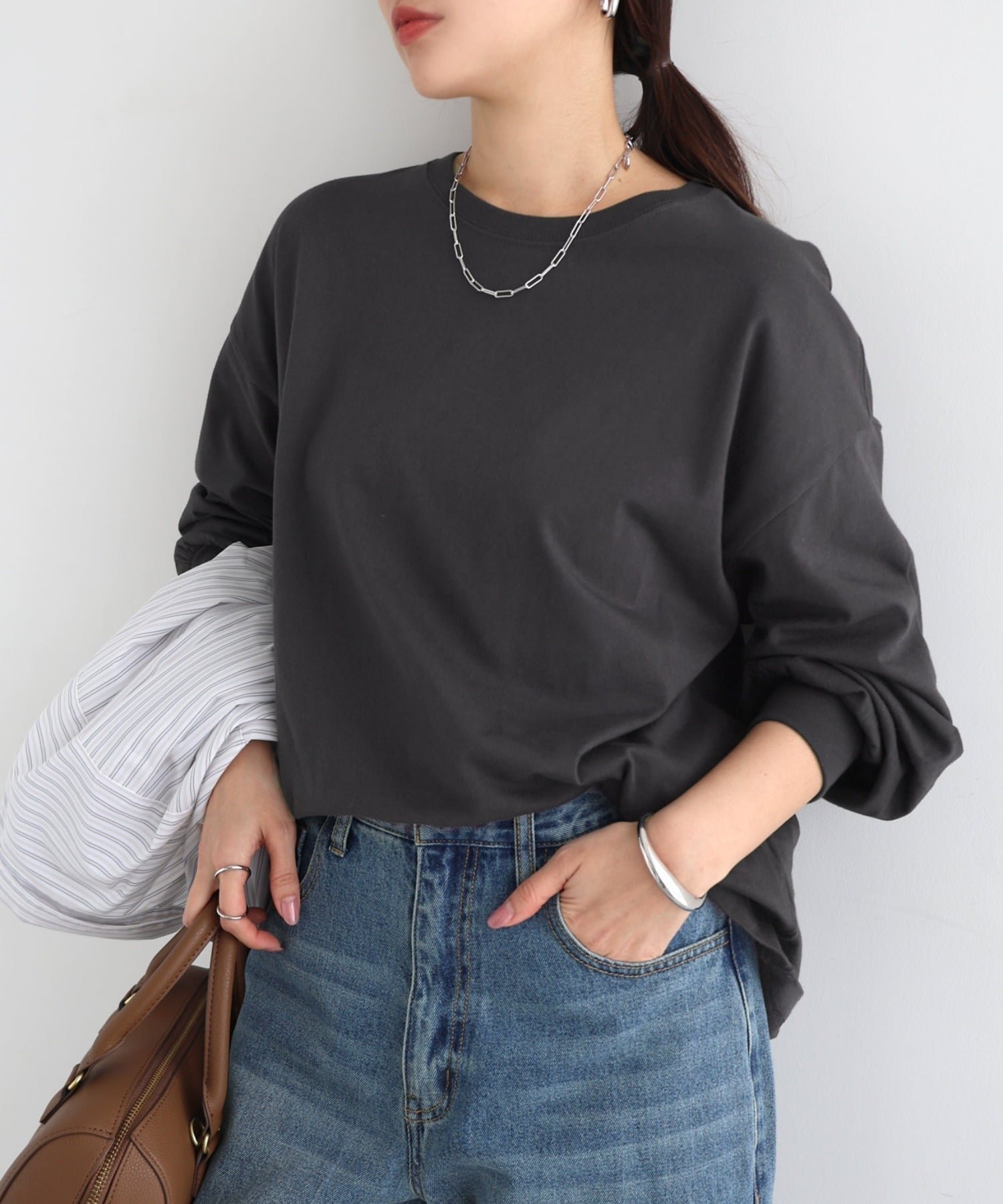 【アンドミー/andme】の無地 ボーダー コットン ボリューム袖 Tシャツ インテリア・キッズ・メンズ・レディースファッション・服の通販 founy(ファニー) ファッション Fashion レディースファッション Fashion for Women トップス・カットソー Cut & Sew Tops シャツ・ブラウス・オフィスカジュアル Elegant Blouses & Button-Ups ロングTシャツ・Tシャツ Longline T-Shirts & Tees ショルダー Shoulder, Shoulder Strap トレンド Trend, Trending Now ドロップ Drop Shoulder, Dropped Style 人気 Popular, Best Seller バランス Balance, Style Balance ベーシック Basic, Essential ボーダー Border, Stripe 無地 Plain, Solid Color おすすめ Recommended / Our Picks チャコールグレー|ID: prp329100004889073 ipo3291000000036521324