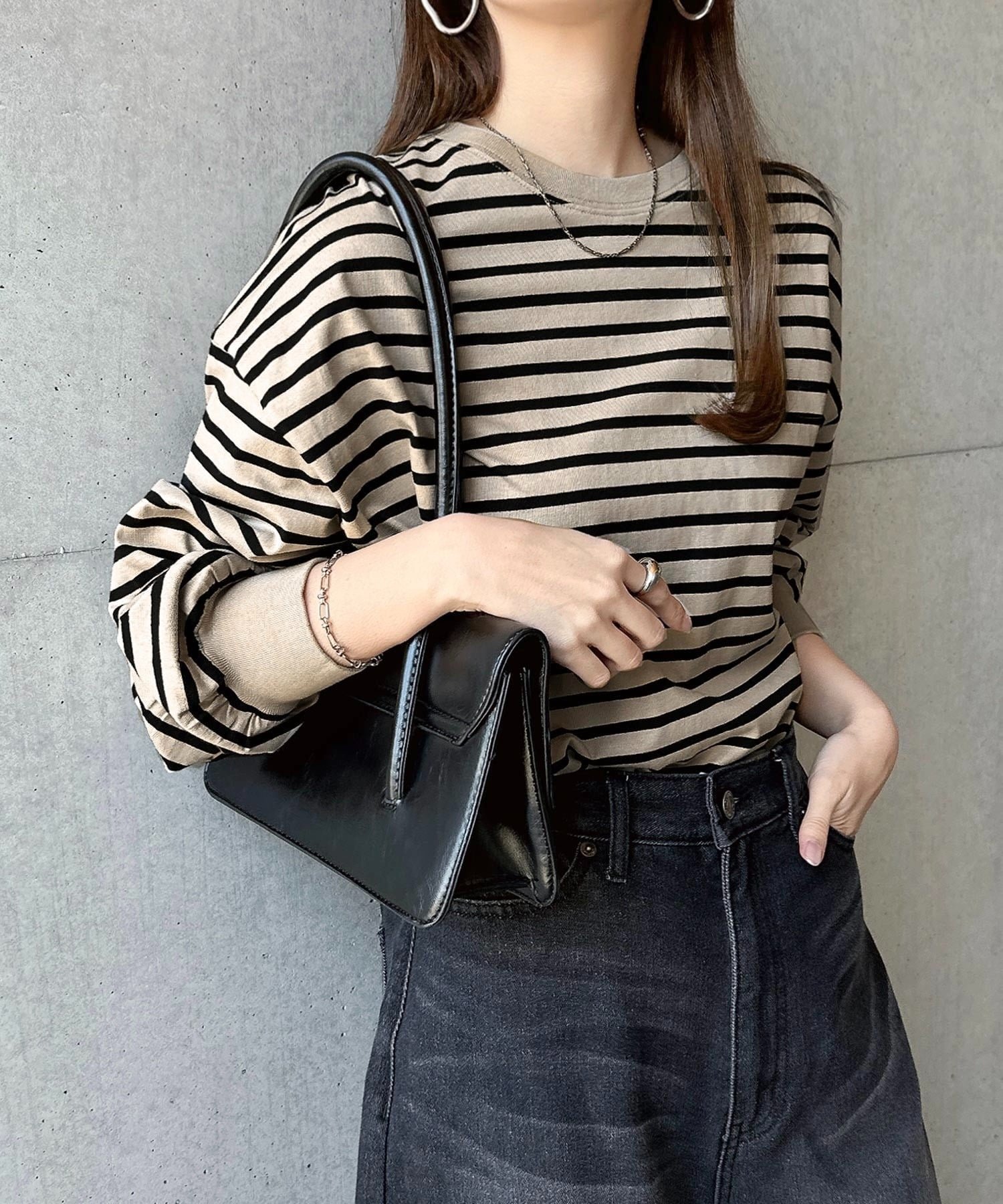 【アンドミー/andme】の無地 ボーダー コットン ボリューム袖 Tシャツ インテリア・キッズ・メンズ・レディースファッション・服の通販 founy(ファニー) ファッション Fashion レディースファッション Fashion for Women トップス・カットソー Cut & Sew Tops シャツ・ブラウス・オフィスカジュアル Elegant Blouses & Button-Ups ロングTシャツ・Tシャツ Longline T-Shirts & Tees ショルダー Shoulder, Shoulder Strap トレンド Trend, Trending Now ドロップ Drop Shoulder, Dropped Style 人気 Popular, Best Seller バランス Balance, Style Balance ベーシック Basic, Essential ボーダー Border, Stripe 無地 Plain, Solid Color おすすめ Recommended / Our Picks グレージュ×ブラック|ID: prp329100004889073 ipo3291000000036521341