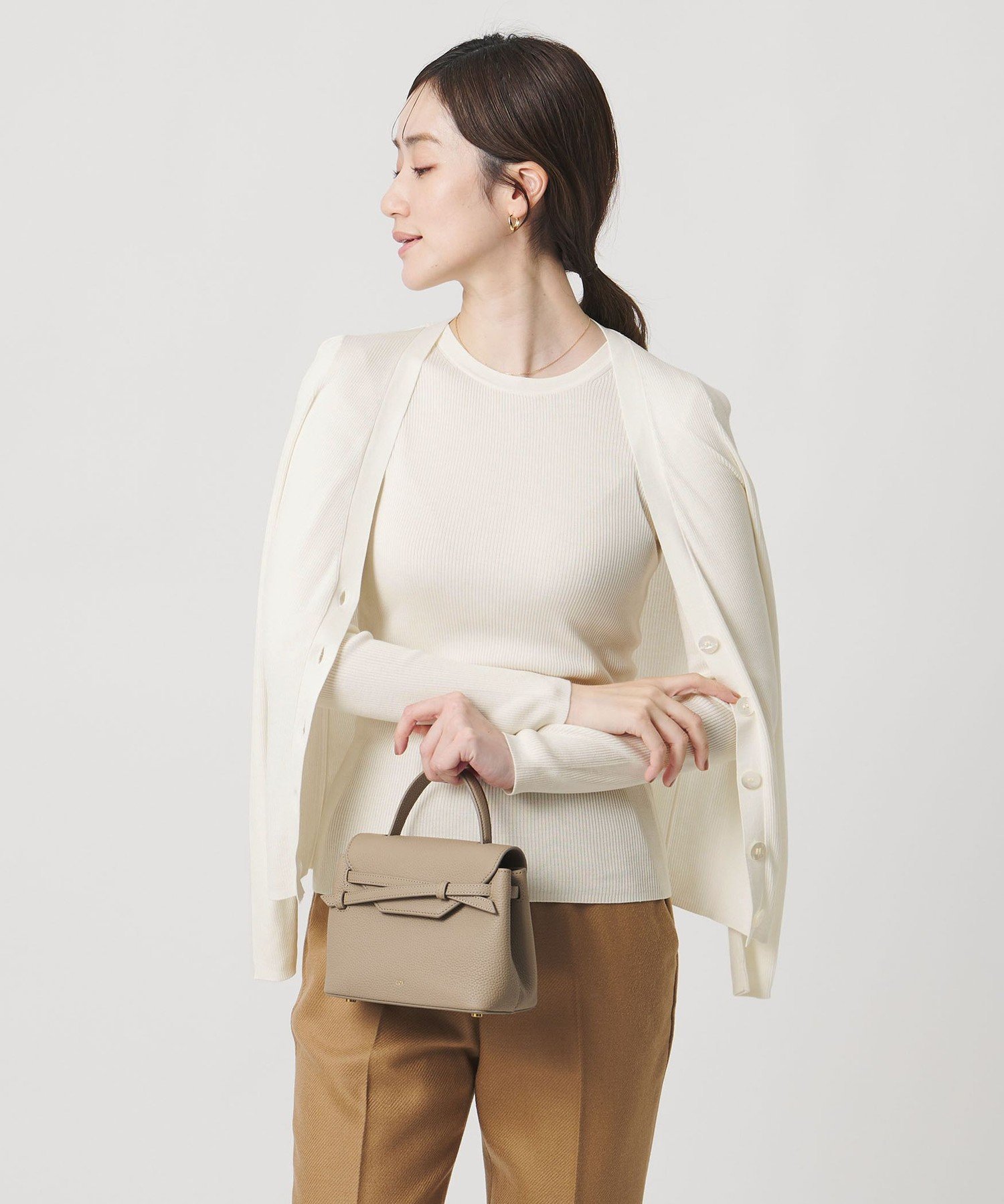 【ユナイテッドアローズ/UNITED ARROWS】のシルクリブ Vネック カーディガン インテリア・キッズ・メンズ・レディースファッション・服の通販 founy(ファニー) 　ファッション　Fashion　レディースファッション　Fashion for Women　トップス・カットソー　Cut & Sew Tops　カーディガン・羽織り　Layered Style Cardigans　Vネックトップス　V-Neck Tops / V-Cut Neckline Shirts　インナー　Innerwear　カーディガン　Cardigan, Knitwear　シルク　Silk, 100% Silk　タートルネック　Turtleneck, High Neck　フィット　Fit, Slim Fit　ロング　Long, Long-Length　WHITE|ID: prp329100004889079 ipo3291000000036521495