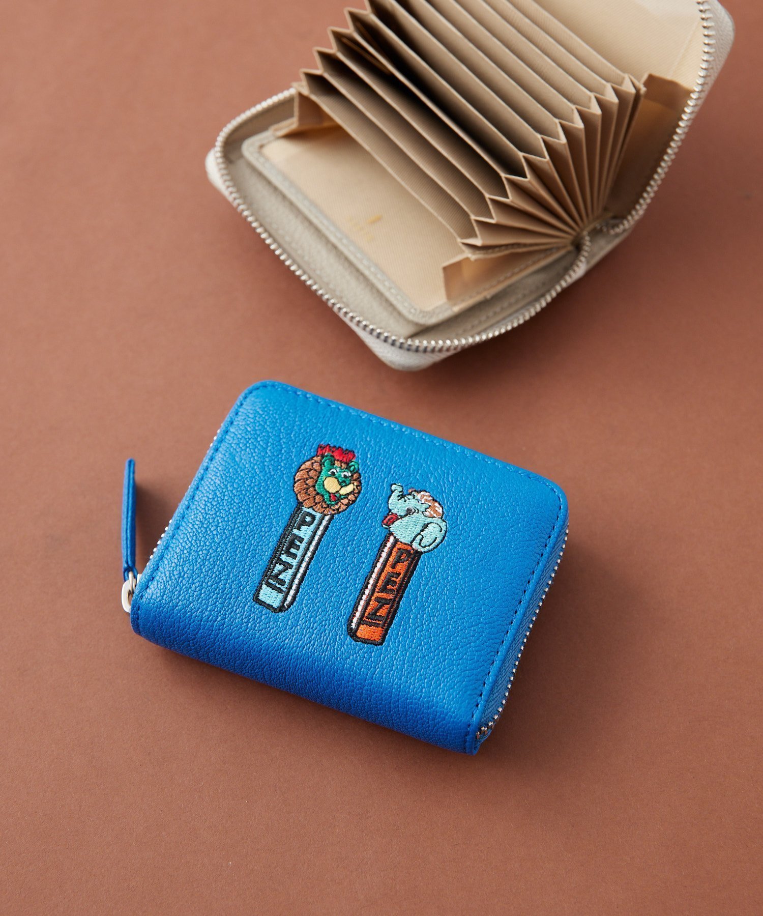 【イア パピヨネ/ear PAPILLONNER】の【PEZ(ペッツ)×perche(ペルケ)×ear】コラボジャバラ折り財布 インテリア・キッズ・メンズ・レディースファッション・服の通販 founy(ファニー) 　ファッション　Fashion　レディースファッション　Fashion for Women　ミニ財布・二つ折り財布　Wallets & Card Cases　イタリア　Italy　ウォレット　Wallet　コラボ　Collaboration, Collab　コンパクト　Compact, Small Size　ショルダー　Shoulder, Shoulder Strap　スペシャル　Special, Limited Edition　財布　Wallet, Purse　なめらか　Smooth, Silky Texture　人気　Popular, Best Seller　ボックス　Boxy, Box Shape　ポケット　Pocket, Pocket Detail　ラウンド　Round, Round Neck　おすすめ　Recommended / Our Picks　ブルー|ID: prp329100004893059 ipo3291000000036575589