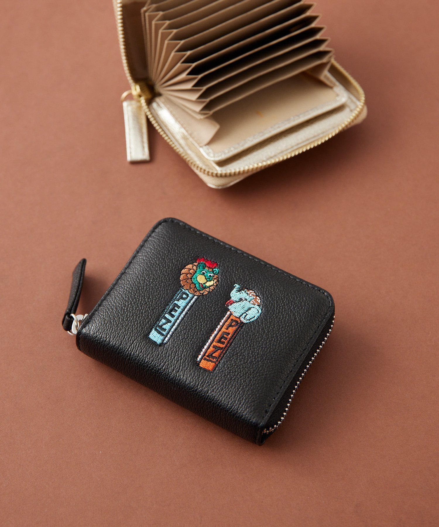 【イア パピヨネ/ear PAPILLONNER】の【PEZ(ペッツ)×perche(ペルケ)×ear】コラボジャバラ折り財布 インテリア・キッズ・メンズ・レディースファッション・服の通販 founy(ファニー) 　ファッション　Fashion　レディースファッション　Fashion for Women　ミニ財布・二つ折り財布　Wallets & Card Cases　イタリア　Italy　ウォレット　Wallet　コラボ　Collaboration, Collab　コンパクト　Compact, Small Size　ショルダー　Shoulder, Shoulder Strap　スペシャル　Special, Limited Edition　財布　Wallet, Purse　なめらか　Smooth, Silky Texture　人気　Popular, Best Seller　ボックス　Boxy, Box Shape　ポケット　Pocket, Pocket Detail　ラウンド　Round, Round Neck　おすすめ　Recommended / Our Picks　ブラック|ID: prp329100004893059 ipo3291000000036575593