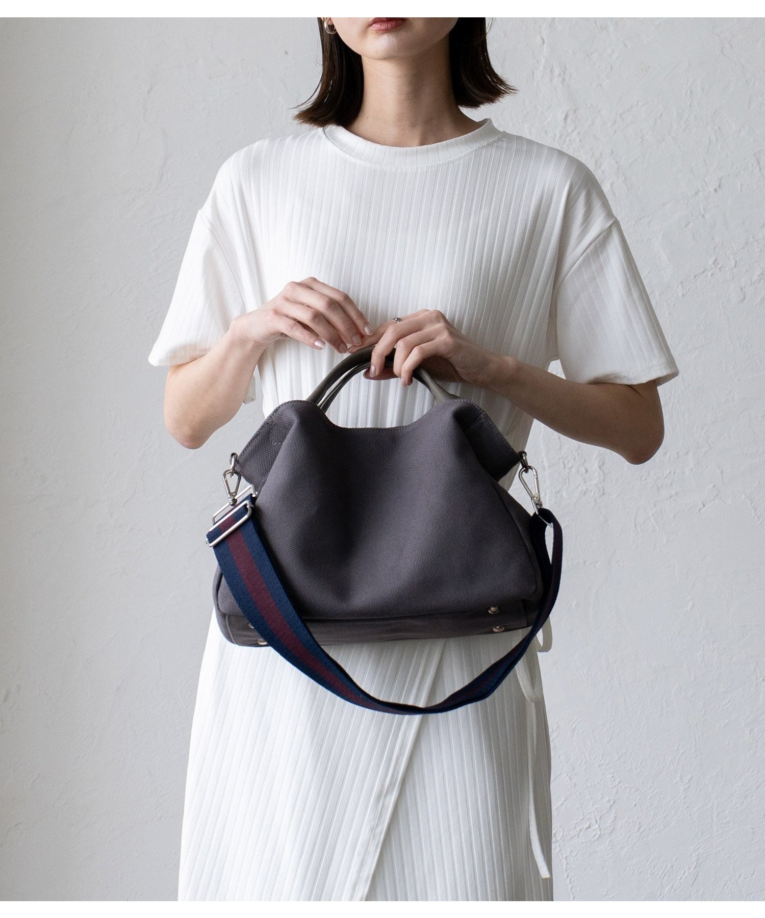 【ヴィータフェリーチェ/VitaFelice】の本革ハンドル2wayトートバッグ レディース ナイロン キャンバス インテリア・キッズ・メンズ・レディースファッション・服の通販 founy(ファニー) 　ファッション　Fashion　レディースファッション　Fashion for Women　バッグ　Bags　キャンバス　Canvas, Canvas Fabric　ショルダー　Shoulder, Shoulder Strap　フォルム　Silhouette, Form　チャコール|ID: prp329100004893299 ipo3291000000036577825