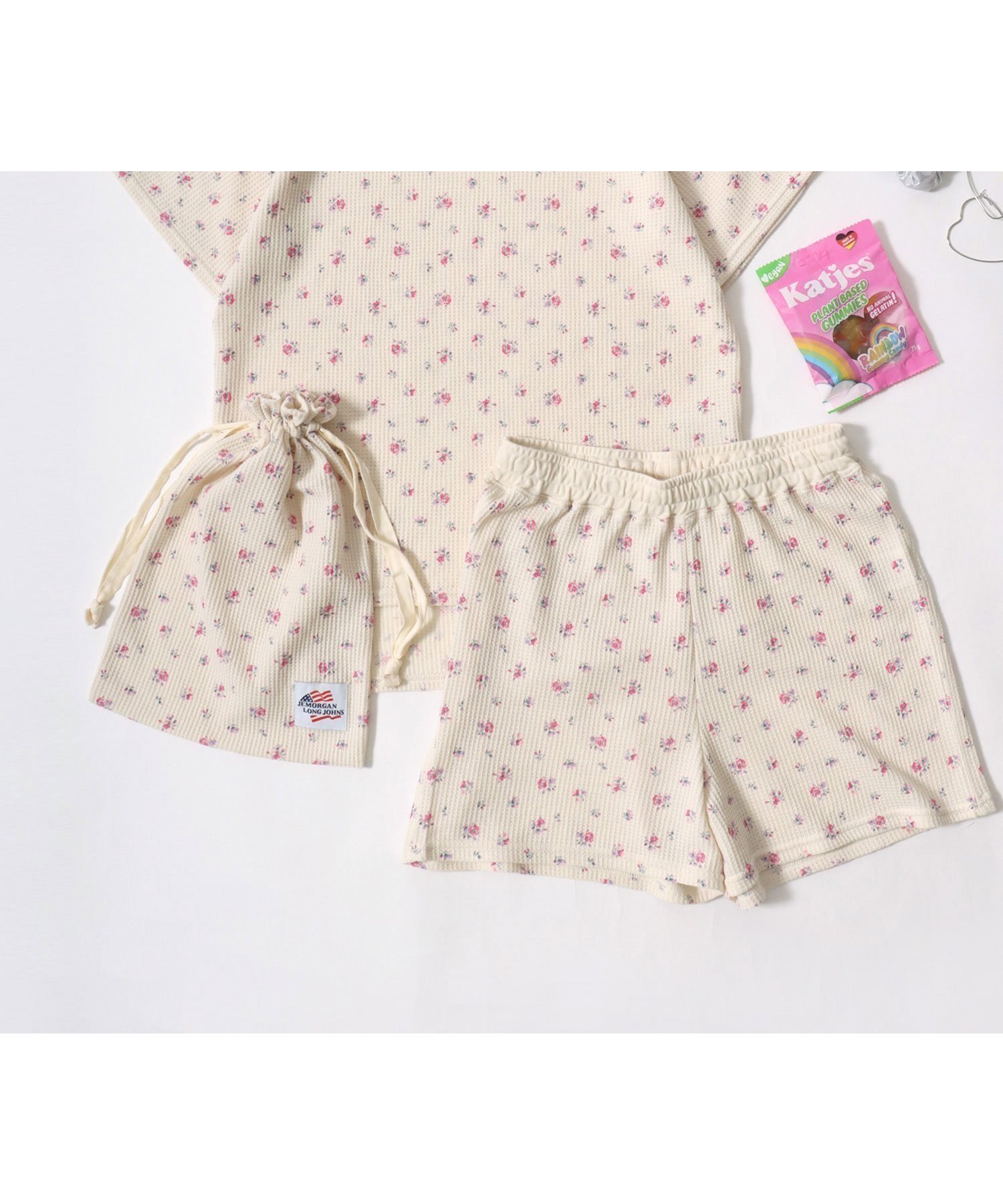 【ラザル/LAZAR】のJEMORGAN ジェーイーモーガン セットアップ レディース 花総柄 ワッフル 半袖 Tシャツ ショートパンツ ポーチ 3点セット ルームウェア パジャマ インテリア・キッズ・メンズ・レディースファッション・服の通販 founy(ファニー) ファッション Fashion レディースファッション Fashion for Women セットアップ Matching Sets レディースパンツ・ボトムス Pants & Trousers / Bottoms パンツ Pants & Trousers ショートパンツ・ハーフパンツ High-Waisted & Relaxed Shorts ポーチ&ミニバッグ Pouches & Mini Bags アウトドア Outdoor Clothing アメリカン American Style インナー Innerwear カラフル Colorful Design カーゴパンツ Cargo Pants, Utility Pants キャップ Cap, Baseball Cap サングラス Sunglasses, Shades サンダル Sandals, Summer Shoes サーマル Thermal, Waffle Knit ショート Short, Short Length シンプル Simple, Minimal スタンダード Standard, Basic スニーカー Sneakers, Trainers スポーツ Sports, Activewear セットアップ Set-Up, Coordinated Outfit トレンド Trend, Trending Now 人気 Popular, Best Seller 長袖 Long Sleeve, Full Sleeve パジャマ Pajamas, Sleepwear パーカー Hoodie, Parka ビッグ Big, Oversized フィット Fit, Slim Fit ベーシック Basic, Essential パープル系その他2|ID: prp329100004893446 ipo3291000000036578911