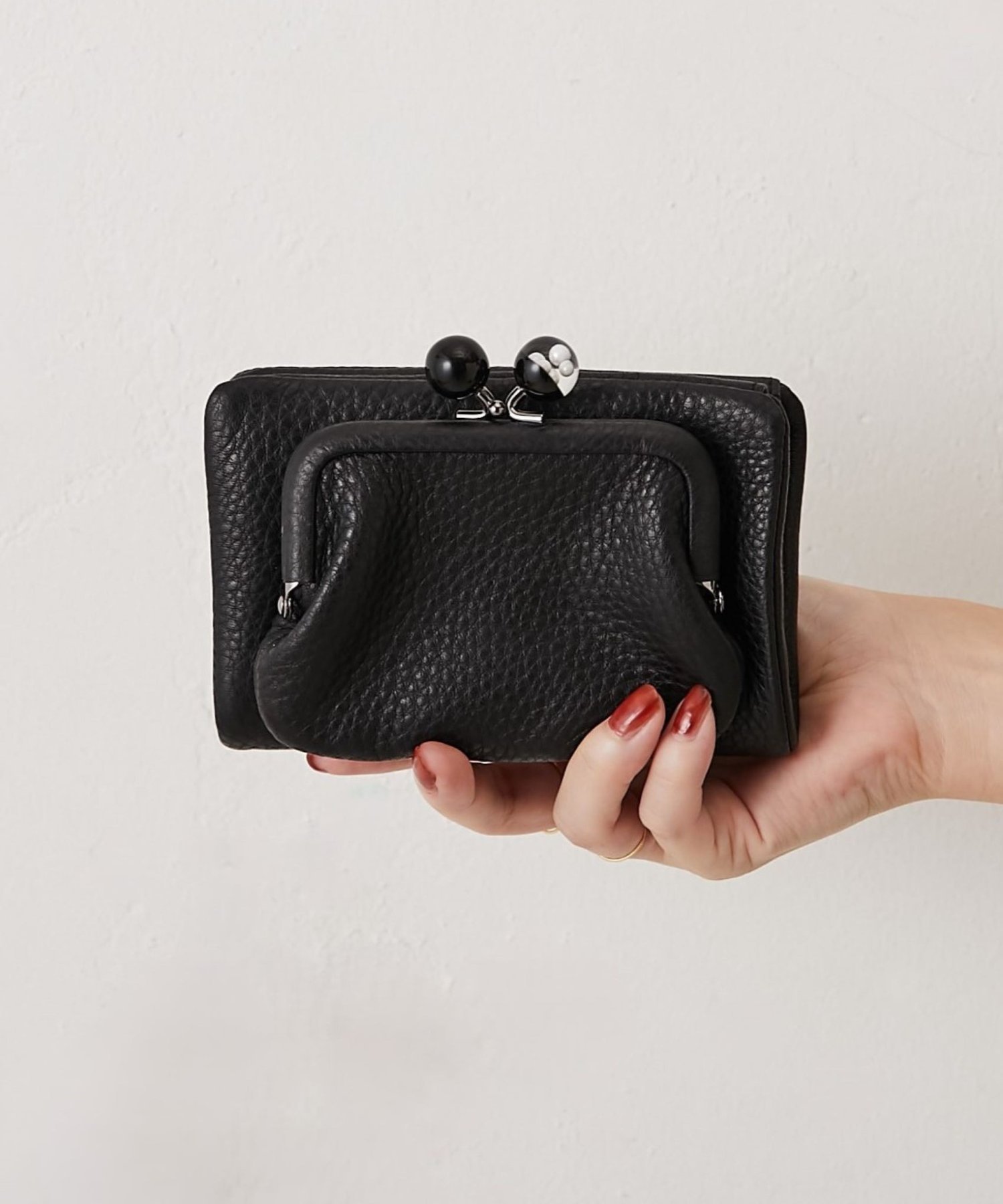 【イア パピヨネ/ear PAPILLONNER】の《WEB限定/本革》牛革がま口折り財布 インテリア・キッズ・メンズ・レディースファッション・服の通販 founy(ファニー) 　ファッション　Fashion　レディースファッション　Fashion for Women　ミニ財布・二つ折り財布　Wallets & Card Cases　アクセサリー　Fashion Accessories　イエロー　Yellow　エレガント 上品　Elegant　シルバー　Silver, Metallic Silver　財布　Wallet, Purse　ハンド　Hand, Handmade　パープル　Purple, Violet　パール　Pearl, Pearl Accent　ポケット　Pocket, Pocket Detail　ワンポイント　One Point, Statement Accent　日本製　Made In Japan　ブラック|ID: prp329100004893889 ipo3291000000036582063