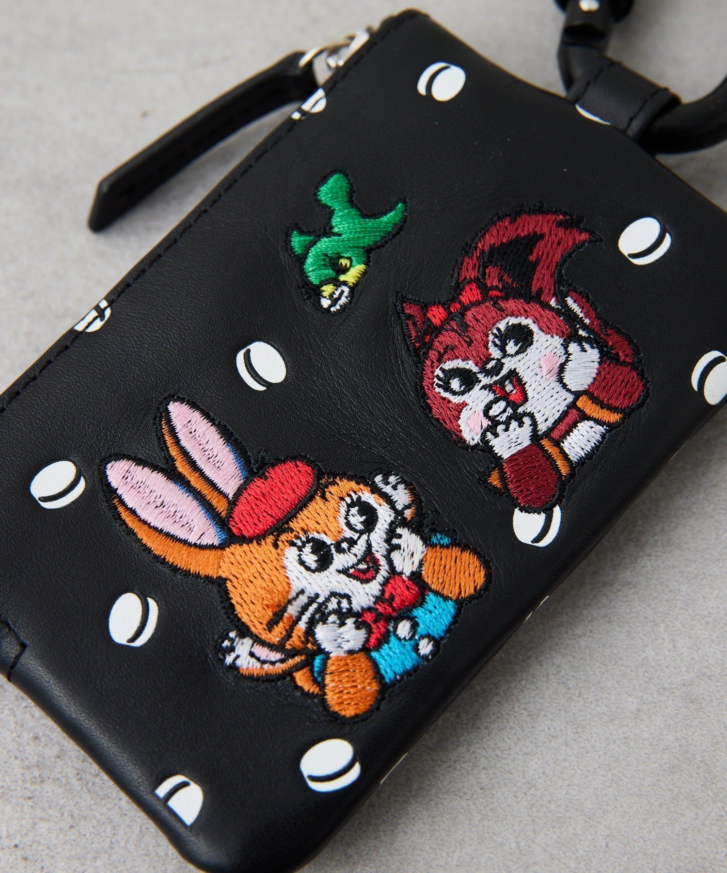 【イア パピヨネ/ear PAPILLONNER】の【クッピーラムネ×ear】本革/コラボカラビナ付きパス キーケース インテリア・キッズ・メンズ・レディースファッション・服の通販 founy(ファニー) 　ファッション　Fashion　レディースファッション　Fashion for Women　アクセサリー　Fashion Accessories　春　Spring　キャラクター　Character, Licensed Characters　チャーム　Charm, Pendant　人気　Popular, Best Seller　ポケット　Pocket, Pocket Detail　ループ　Loop, Loop Knit　ブラック|ID: prp329100004893901 ipo3291000000036582132