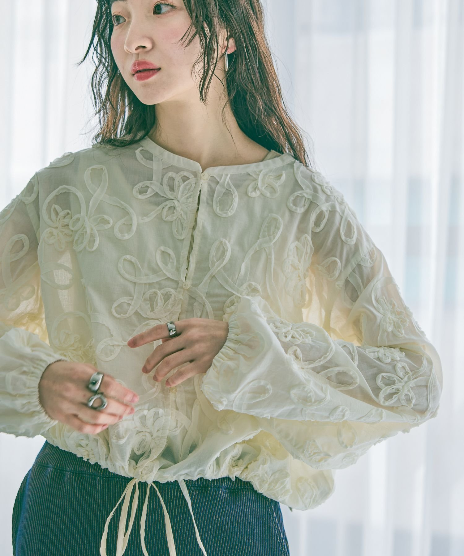 【ニコアンド/niko and】のテープフラワーリボンブラウス インテリア・キッズ・メンズ・レディースファッション・服の通販 founy(ファニー) ファッション Fashion レディースファッション Fashion for Women トップス・カットソー Cut & Sew Tops シャツ・ブラウス・オフィスカジュアル Elegant Blouses & Button-Ups オケージョン Occasion Wear ショート Short, Short Length スラックス Slacks, Dress Pants センター Center, Center Line トレンド Trend, Trending Now フェミニン Feminine, Girly フォルム Silhouette, Form フラワー Flower, Floral ブラウジング Blouson Silhouette, Cinched Waist モチーフ Motif, Design Theme ロング Long, Long-Length おすすめ Recommended / Our Picks オフ|ID: prp329100004898635 ipo3291000000036648413