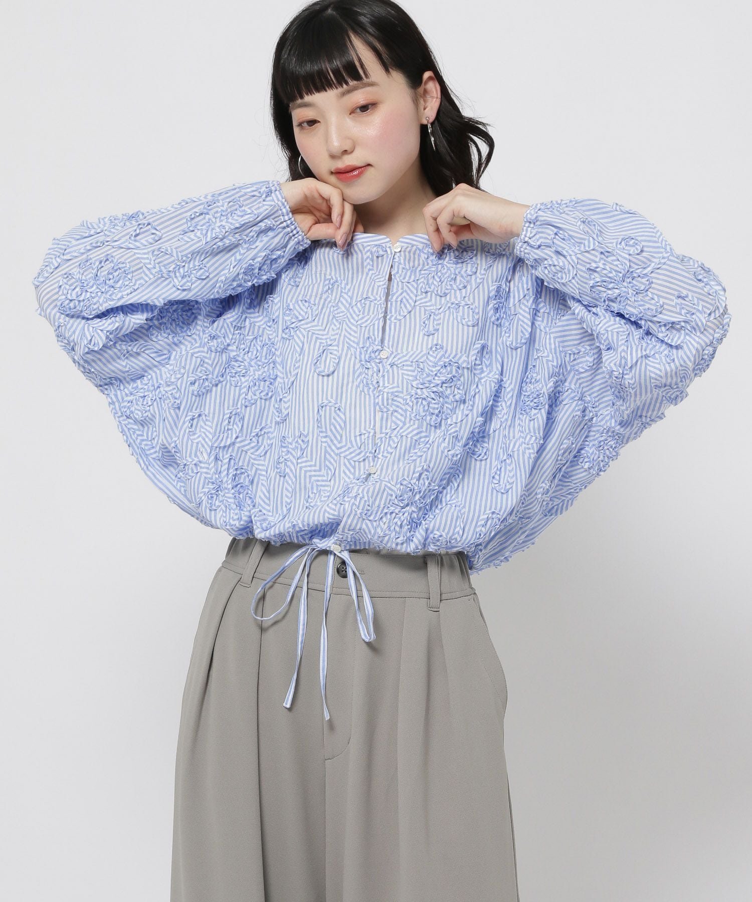 【ニコアンド/niko and】のテープフラワーリボンブラウス インテリア・キッズ・メンズ・レディースファッション・服の通販 founy(ファニー) ファッション Fashion レディースファッション Fashion for Women トップス・カットソー Cut & Sew Tops シャツ・ブラウス・オフィスカジュアル Elegant Blouses & Button-Ups オケージョン Occasion Wear ショート Short, Short Length スラックス Slacks, Dress Pants センター Center, Center Line トレンド Trend, Trending Now フェミニン Feminine, Girly フォルム Silhouette, Form フラワー Flower, Floral ブラウジング Blouson Silhouette, Cinched Waist モチーフ Motif, Design Theme ロング Long, Long-Length おすすめ Recommended / Our Picks ブルーストライプ|ID: prp329100004898635 ipo3291000000036648418