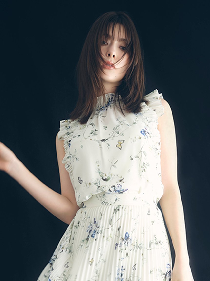 【フレイ アイディー/FRAY I.D】のフラワープリントギャザーフリルブラウス インテリア・キッズ・メンズ・レディースファッション・服の通販 founy(ファニー) 　ファッション　Fashion　レディースファッション　Fashion for Women　トップス・カットソー　Cut & Sew Tops　シャツ・ブラウス・オフィスカジュアル　Elegant Blouses & Button-Ups　花柄・フラワープリント・モチーフ　Floral Prints & Motifs / Flower Pattern Tops　インナー　Innerwear　エアリー　Airy Texture　キャミソール　Camisole, Spaghetti Strap Top　スペシャル　Special, Limited Edition　スマート　Smart, Elegant　セットアップ　Set-Up, Coordinated Outfit　ビスチェ　Bustier, Corset Top　フラワー　Flower, Floral　フリル　Frill, Ruffle　プリント　Print, Printed Pattern　プリーツ　Pleats, Pleated　おすすめ　Recommended / Our Picks　エレガント 上品　Elegant　MNT[021]|ID: prp329100004898656 ipo3291000000036648606