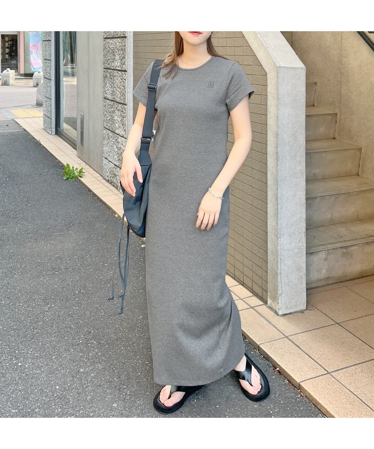 【フューティアランド/futier land】のワンポイント刺繍ワンピース インテリア・キッズ・メンズ・レディースファッション・服の通販 founy(ファニー) 　ファッション　Fashion　レディースファッション　Fashion for Women　ワンピース　Dresses　キャップ　Cap, Baseball Cap　サンダル　Sandals, Summer Shoes　スニーカー　Sneakers, Trainers　スリット　Slit, Slit Detail　ワンポイント　One Point, Statement Accent　おすすめ　Recommended / Our Picks　グレー|ID: prp329100004900972 ipo3291000000036673117