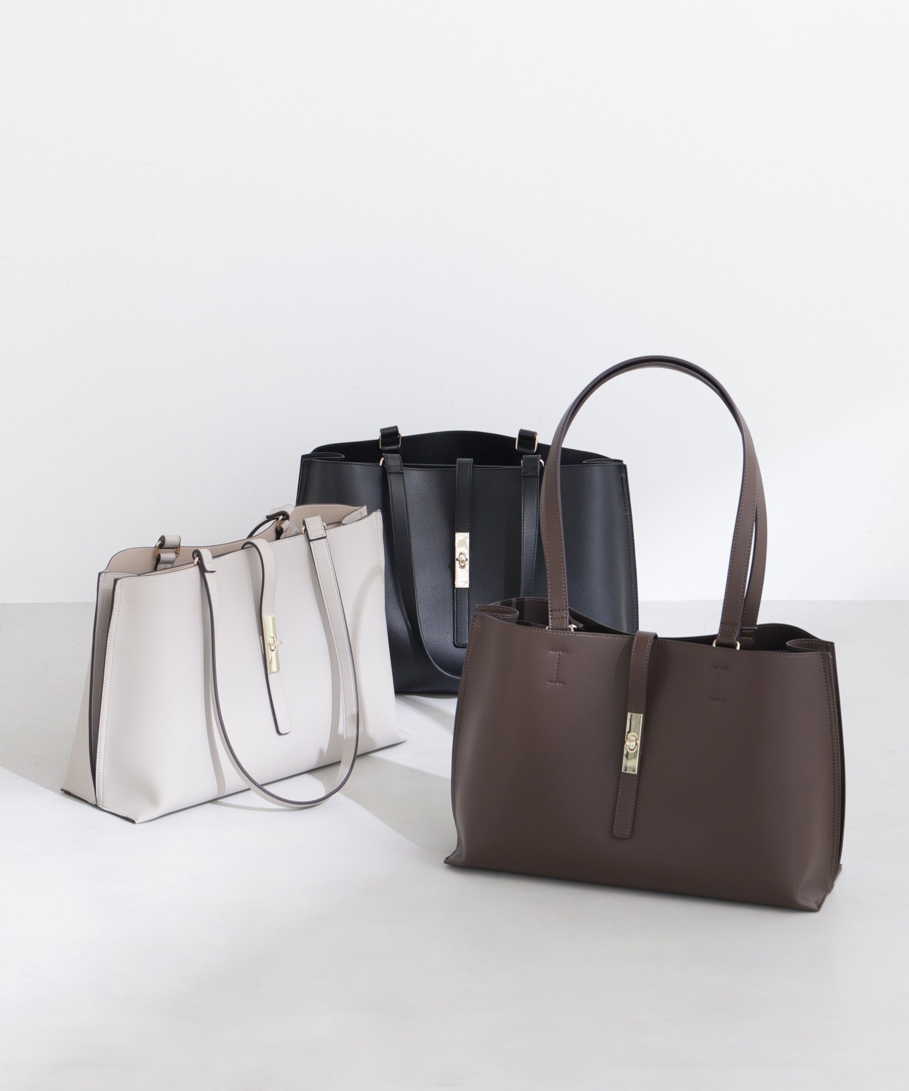 【ナチュラル ビューティー ベーシック/NATURAL BEAUTY BASIC】のエブリデイラージトートバッグ インテリア・キッズ・メンズ・レディースファッション・服の通販 founy(ファニー) 　ファッション　Fashion　レディースファッション　Fashion for Women　バッグ　Bags　おすすめ　Recommended / Our Picks　ショルダー　Shoulder, Shoulder Strap　フェイクレザー　Faux Leather, PU Leather　フェイス　Face, Facial Design　メタル　Metal, Metal Parts　軽量　Lightweight, Ultra Light　ビジネス 仕事 通勤　Business / Work / Commuting　カカオブラウン1|ID: prp329100004904424 ipo3291000000036712154