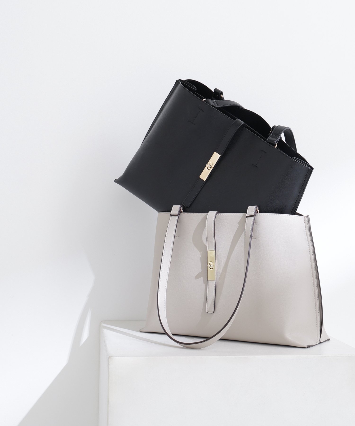 【ナチュラル ビューティー ベーシック/NATURAL BEAUTY BASIC】のエブリデイラージトートバッグ インテリア・キッズ・メンズ・レディースファッション・服の通販 founy(ファニー) 　ファッション　Fashion　レディースファッション　Fashion for Women　バッグ　Bags　おすすめ　Recommended / Our Picks　ショルダー　Shoulder, Shoulder Strap　フェイクレザー　Faux Leather, PU Leather　フェイス　Face, Facial Design　メタル　Metal, Metal Parts　軽量　Lightweight, Ultra Light　ビジネス 仕事 通勤　Business / Work / Commuting　クロ|ID: prp329100004904424 ipo3291000000036712156