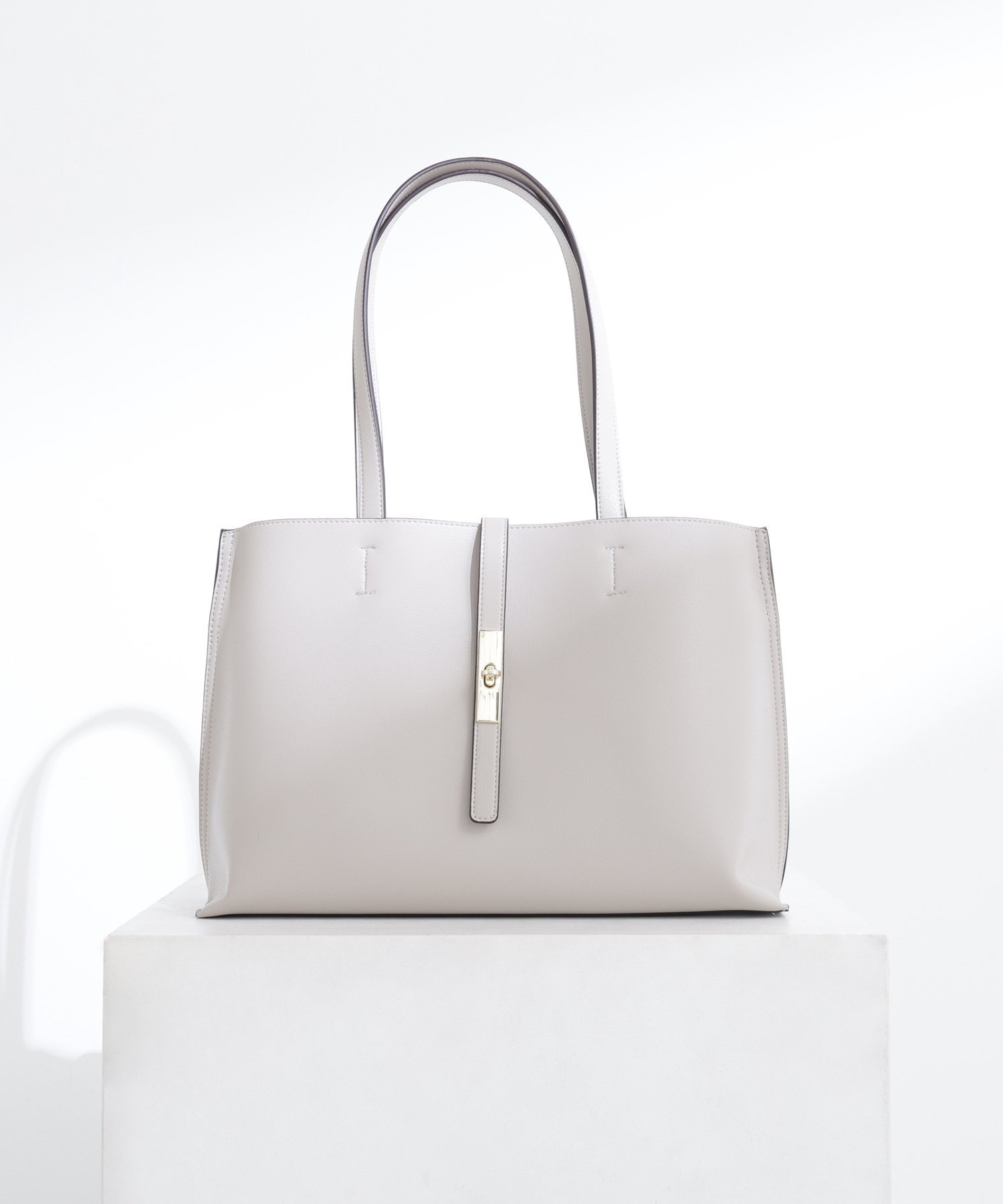 【ナチュラル ビューティー ベーシック/NATURAL BEAUTY BASIC】のエブリデイラージトートバッグ インテリア・キッズ・メンズ・レディースファッション・服の通販 founy(ファニー) 　ファッション　Fashion　レディースファッション　Fashion for Women　バッグ　Bags　おすすめ　Recommended / Our Picks　ショルダー　Shoulder, Shoulder Strap　フェイクレザー　Faux Leather, PU Leather　フェイス　Face, Facial Design　メタル　Metal, Metal Parts　軽量　Lightweight, Ultra Light　ビジネス 仕事 通勤　Business / Work / Commuting　ライトグレー|ID: prp329100004904424 ipo3291000000036712159