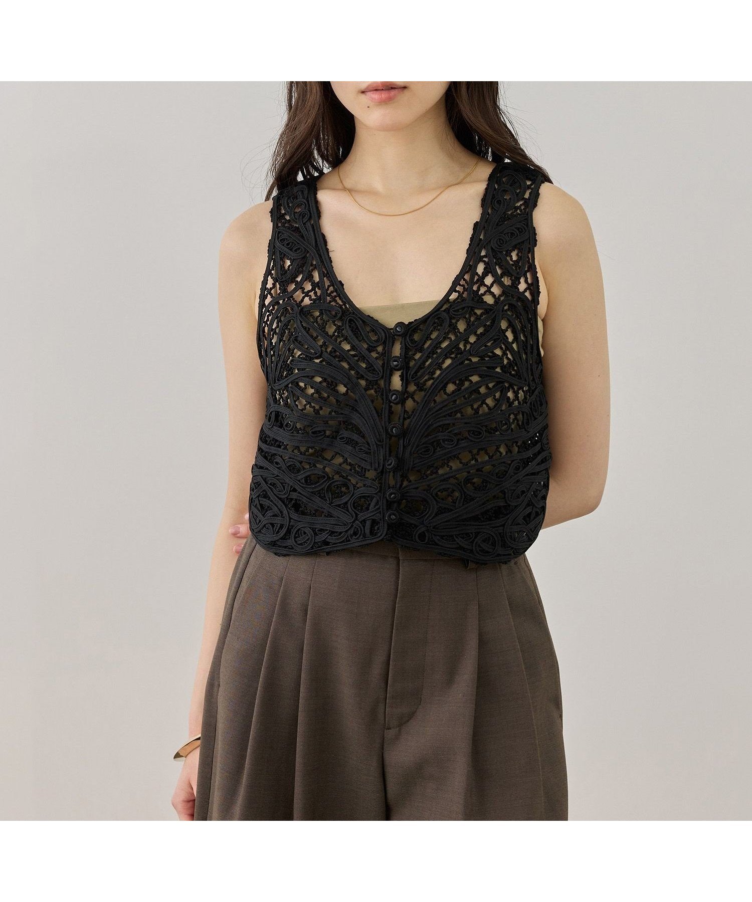 【アダム エ ロペ/ADAM ET ROPE'】のコードレースタンクジレ インテリア・キッズ・メンズ・レディースファッション・服の通販 founy(ファニー) 　ファッション　Fashion　レディースファッション　Fashion for Women　アウター　Coat / Outerwear Collection　トップス・カットソー　Cut & Sew Tops　ベスト&ジレ / 重ね着スタイル　Vests & Gilets　春　Spring　キャミソール　Camisole, Spaghetti Strap Top　ショート　Short, Short Length　ジャケット　Jacket, Outerwear　スタイリッシュ　Stylish, Fashionable　センター　Center, Center Line　バランス　Balance, Style Balance　フロント　Front, Front Design　ポケット　Pocket, Pocket Detail　レース　Lace, Lace Fabric　2026年　2026　ブラック(01)|ID: prp329100004912790 ipo3291000000036817127