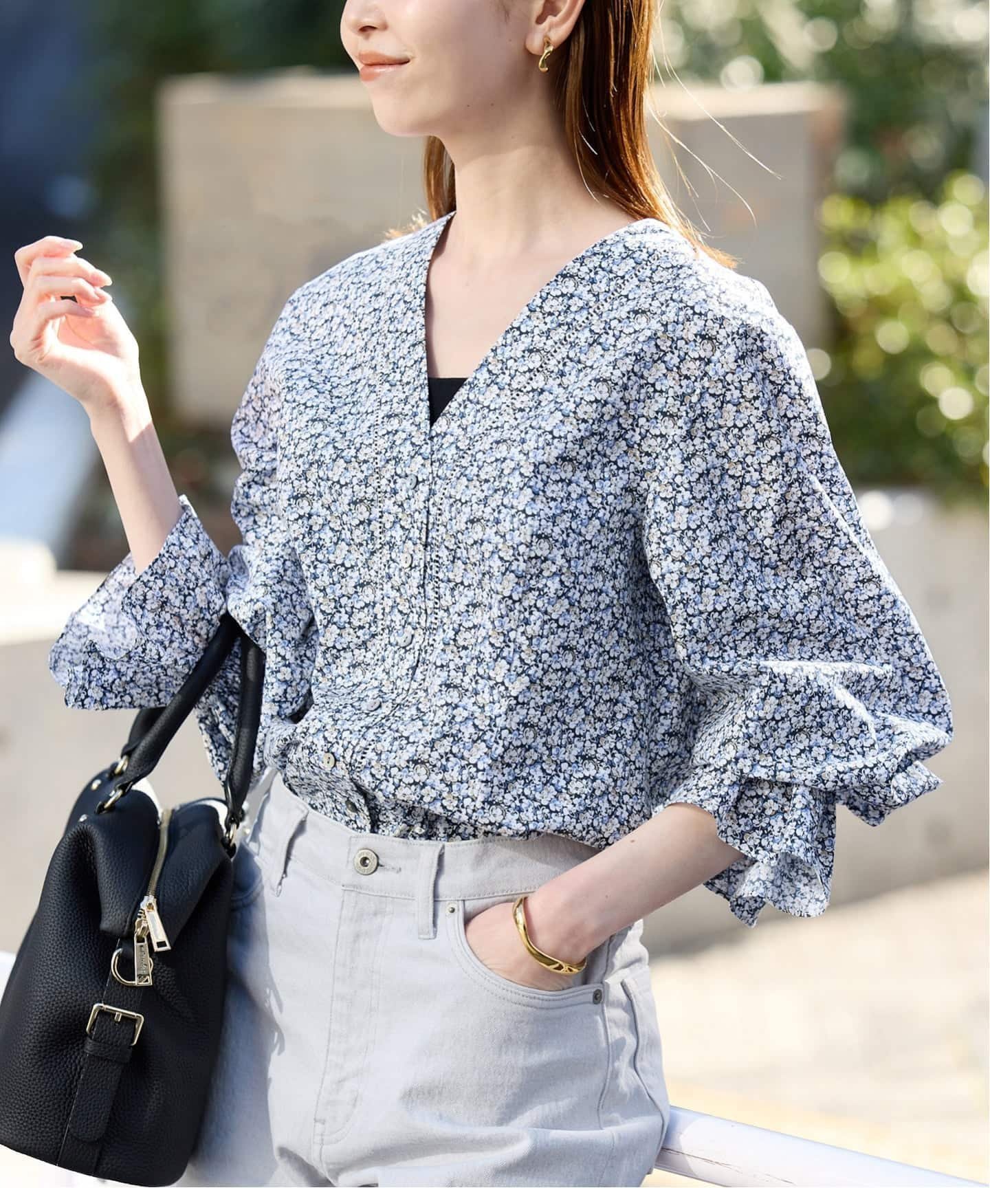 【スローブ イエナ/SLOBE IENA】のVネックフレアスリーブブラウス 人気、トレンドファッション・服の通販 founy(ファニー) 　ファッション　Fashion　レディースファッション　Fashion for Women　トップス・カットソー　Cut & Sew Tops　シャツ・ブラウス・オフィスカジュアル　Elegant Blouses & Button-Ups　Vネックトップス　V-Neck Tops / V-Cut Neckline Shirts　2026年　2026　セットアップ　Set-Up, Coordinated Outfit　デニム　Denim, Jeans Material　フェミニン　Feminine, Girly　フレンチ　French, French Style　夏　Summer　春　Spring　S/S・春夏　SS, Spring/Summer, Warm Season　無地　Plain, Solid Color　 other-1|ID: prp329100004913771 ipo3291000000036823081