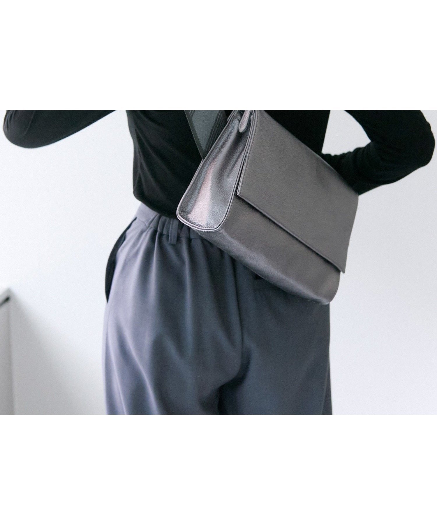 【イア パピヨネ/ear PAPILLONNER】の《本革/軽量470g/ボディバッグ》柄ワイドテープショルダーバッグ インテリア・キッズ・メンズ・レディースファッション・服の通販 founy(ファニー) 　ファッション　Fashion　レディースファッション　Fashion for Women　バッグ　Bags　春　Spring　コンパクト　Compact, Small Size　軽量　Lightweight, Ultra Light　ショルダー　Shoulder, Shoulder Strap　シンプル　Simple, Minimal　財布　Wallet, Purse　ドット　Polka Dot, Dot Pattern　フィット　Fit, Slim Fit　フォルム　Silhouette, Form　フラップ　Flap, Flap Pocket　ポケット　Pocket, Pocket Detail　マグネット　Magnet, Magnetic Closure　無地　Plain, Solid Color　ワイド　Wide, Wide Fit　おすすめ　Recommended / Our Picks　旅行　Travel　エレガント 上品　Elegant　シルバーその他1|ID: prp329100004915407 ipo3291000000036842697