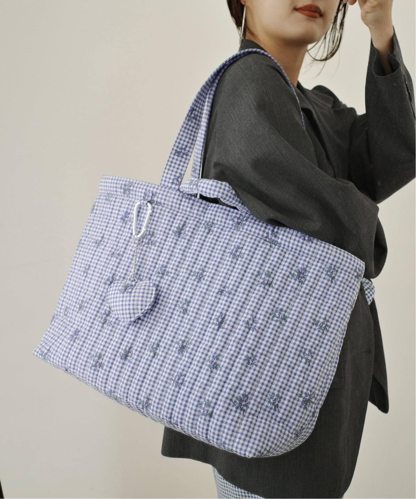 【スローブ イエナ/SLOBE IENA】の《WEB限定/追加 》Margaux Dereume * SLOBE キルティングトートバッグ インテリア・キッズ・メンズ・レディースファッション・服の通販 founy(ファニー) ファッション Fashion レディースファッション Fashion for Women バッグ Bags ヴィンテージ Vintage Style ギンガム Gingham, Gingham Fabric スマート Smart, Elegant チェック Check, Plaid, Tartan チャーム Charm, Pendant ハンド Hand, Handmade フランス France, French プリント Print, Printed Pattern ポケット Pocket, Pocket Detail ポーチ Pouch, Small Case モダン Modern, Contemporary おすすめ Recommended / Our Picks 卒業式 Graduation Ceremony ビジネス 仕事 通勤 Business / Work / Commuting サックスブルー B|ID: prp329100004915667 ipo3291000000036845154