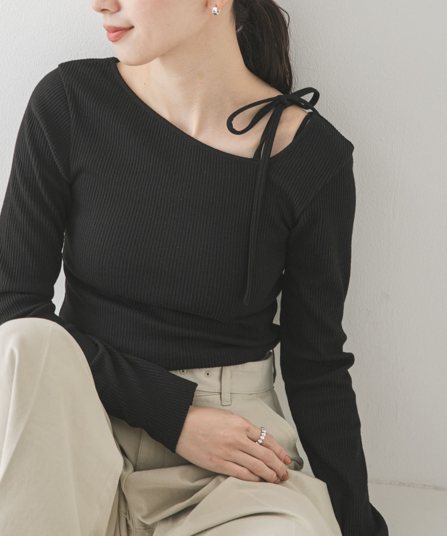 【アーバンリサーチ/URBAN RESEARCH】のカットアウトリボントップス インテリア・キッズ・メンズ・レディースファッション・服の通販 founy(ファニー) ファッション Fashion レディースファッション Fashion for Women トップス・カットソー Cut & Sew Tops アシンメトリー Asymmetrical Style インナー Innerwear カッティング Cutting Detail ジャケット Jacket, Outerwear ダウン Down, Puffer デコルテ Décolleté, Neckline デニム Denim, Jeans Material バランス Balance, Style Balance フィット Fit, Slim Fit リボン Ribbon, Bow S/S・春夏 SS, Spring/Summer, Warm Season おすすめ Recommended / Our Picks 夏 Summer 2026年 2026 ブラック|ID: prp329100004915828 ipo3291000000036847286