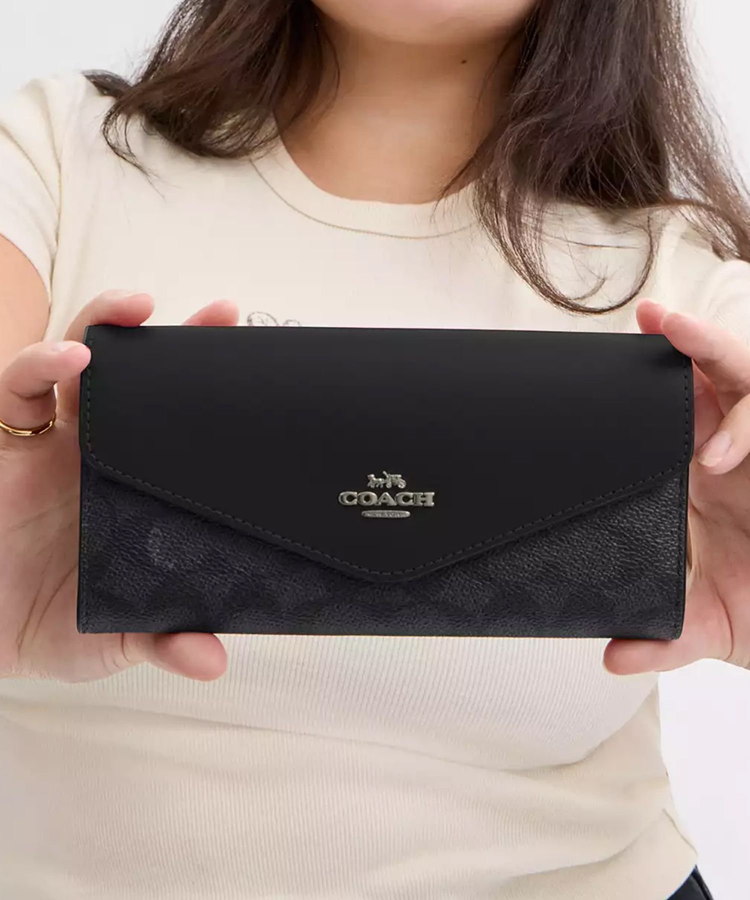 【コーチ/COACH】の【公式】エンベロープ ウォレット・シグネチャー キャンバス インテリア・キッズ・メンズ・レディースファッション・服の通販 founy(ファニー) ファッション Fashion レディースファッション Fashion for Women キャンバス Canvas, Canvas Fabric シューズ Shoes, Footwear ジップ Zip, Zipper ポケット Pocket, Pocket Detail 財布 Wallet, Purse BLACK|ID: prp329100004917475 ipo3291000000036874636