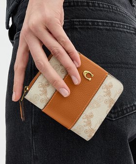 【コーチ/COACH】の【公式】ビルフォールド ウォレット・ホース アンド キャリッジ プリント 人気、トレンドファッション・服の通販 founy(ファニー) ファッション Fashion レディースファッション Fashion for Women クラシック Classic, Timeless Style ジップ Zip, Zipper 財布 Wallet, Purse ニューヨーク New York, NYC Style プリント Print, Printed Pattern ポケット Pocket, Pocket Detail おすすめ Recommended / Our Picks ギフト プレゼント Gift / Present |ID:prp329100004917505