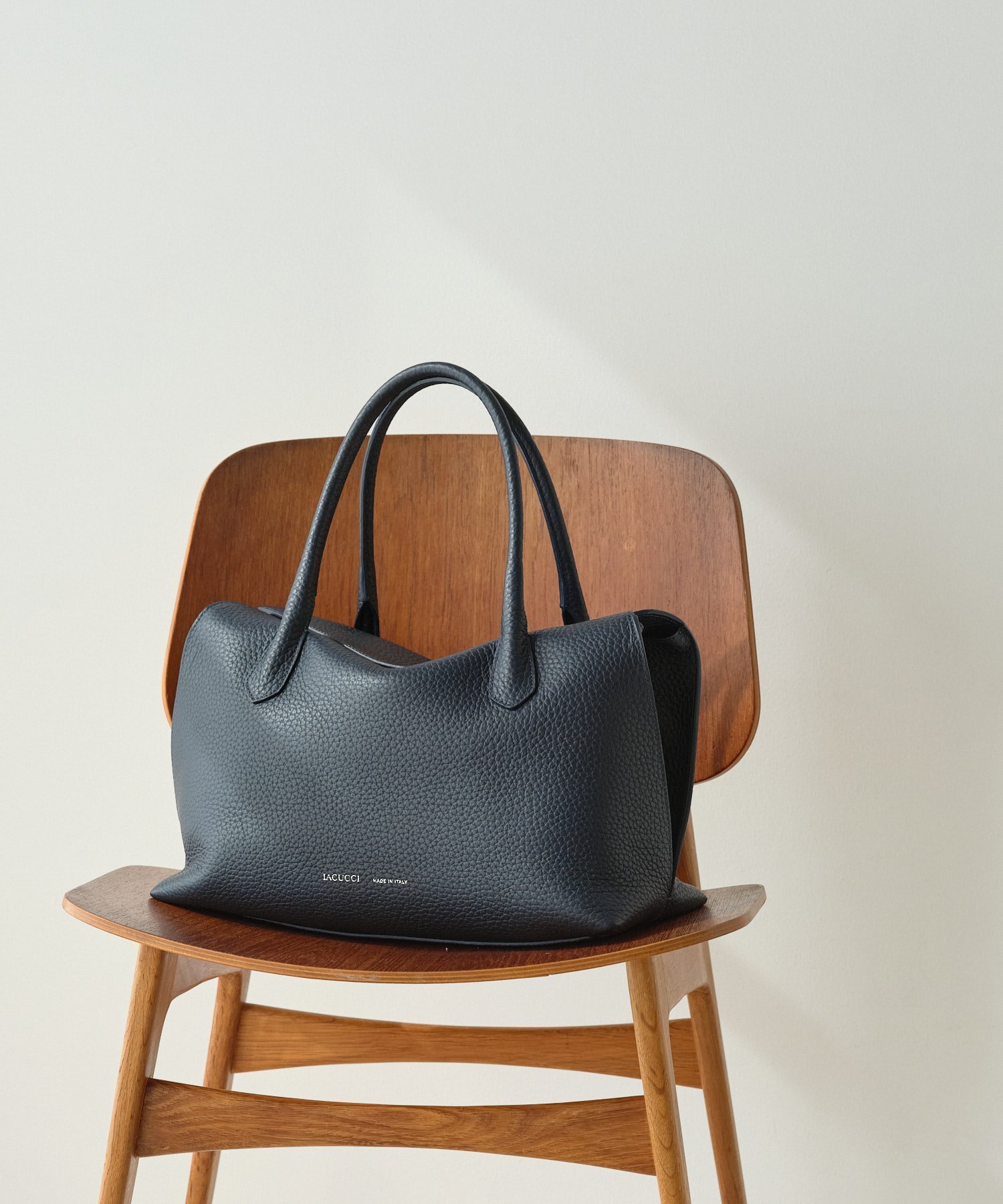 【その他のブランド/Other】のラーナ L ALCE インテリア・キッズ・メンズ・レディースファッション・服の通販 founy(ファニー) 　ファッション　Fashion　メンズファッション　Fashion for Men　イタリア　Italy　ショルダー　Shoulder, Shoulder Strap　シンプル　Simple, Minimal　スペシャル　Special, Limited Edition　チャーム　Charm, Pendant　フォルム　Silhouette, Form　マグネット　Magnet, Magnetic Closure　メタル　Metal, Metal Parts　ラグジュアリー　Luxury, Elegant　おすすめ　Recommended / Our Picks　エレガント 上品　Elegant　ビジネス 仕事 通勤　Business / Work / Commuting　ネイビー|ID: prp329100004918106 ipo3291000000036889084