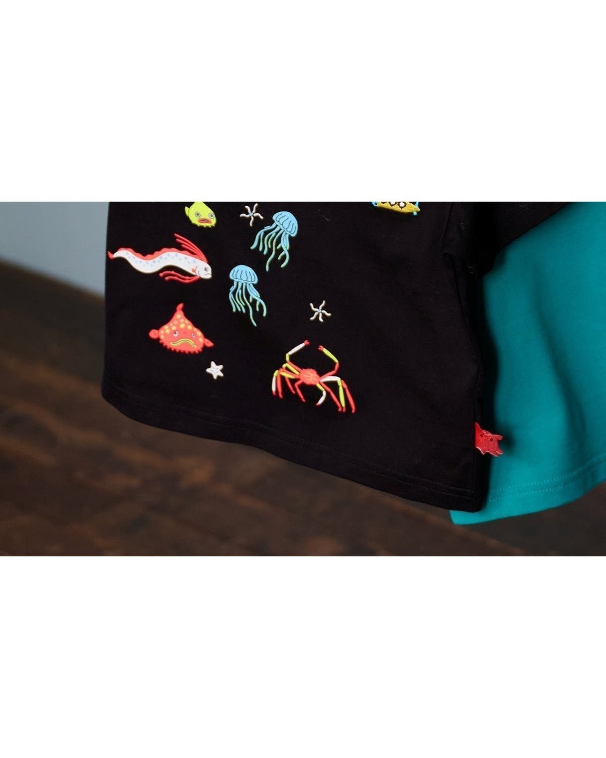 【ナルミヤ オンライン/NARUMIYA ONELINE / KIDS】の蓄光深海魚刺しゅう半袖Tシャツ インテリア・キッズ・メンズ・レディースファッション・服の通販 founy(ファニー) 　ファッション　Fashion　キッズファッション　Fashion for Kids　グラフィック　Graphic, Graphic Design　プリント　Print, Printed Pattern　半袖　Short Sleeve, Half Sleeve　吸水　Absorbent, Quick-Dry　黒|ID: prp329100004918121 ipo3291000000036889158