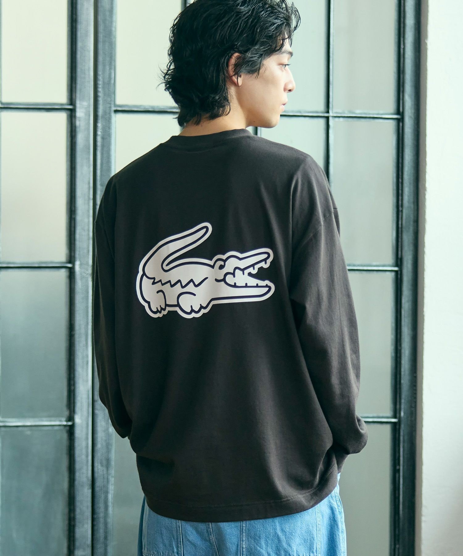 【ラコステ/LACOSTE】の【オンライン限定】LACOSTE オーバーサイズ バックプリント ロングスリーブTシャツ インテリア・キッズ・メンズ・レディースファッション・服の通販 founy(ファニー) 　ファッション　Fashion　レディースファッション　Fashion for Women　トップス・カットソー　Cut & Sew Tops　シャツ・ブラウス・オフィスカジュアル　Elegant Blouses & Button-Ups　ロングTシャツ・Tシャツ　Longline T-Shirts & Tees　バッグ　Bags　インナー　Innerwear　春　Spring　秋　Autumn　コンパクト　Compact, Small Size　シンプル　Simple, Minimal　スウェット / スエット　Sweatshirt, Sweatwear　スリーブ　Sleeve, Long Sleeve / Short Sleeve　ダウン　Down, Puffer　トレンド　Trend, Trending Now　長袖　Long Sleeve, Full Sleeve　バランス　Balance, Style Balance　フィット　Fit, Slim Fit　フェミニン　Feminine, Girly　フロント　Front, Front Design　プリント　Print, Printed Pattern　半袖　Short Sleeve, Half Sleeve　羽織　Haori, Light Jacket　ラバー　Rubber, Rubber Sole　リラックス　Relax, Relaxed Fit　ルーズ　Loose, Oversized　ロング　Long, Long-Length　ワンポイント　One Point, Statement Accent　A/W・秋冬　Autumn/Winter　S/S・春夏　SS, Spring/Summer, Warm Season　ダークブラウン|ID: prp329100004918134 ipo3291000000036889208