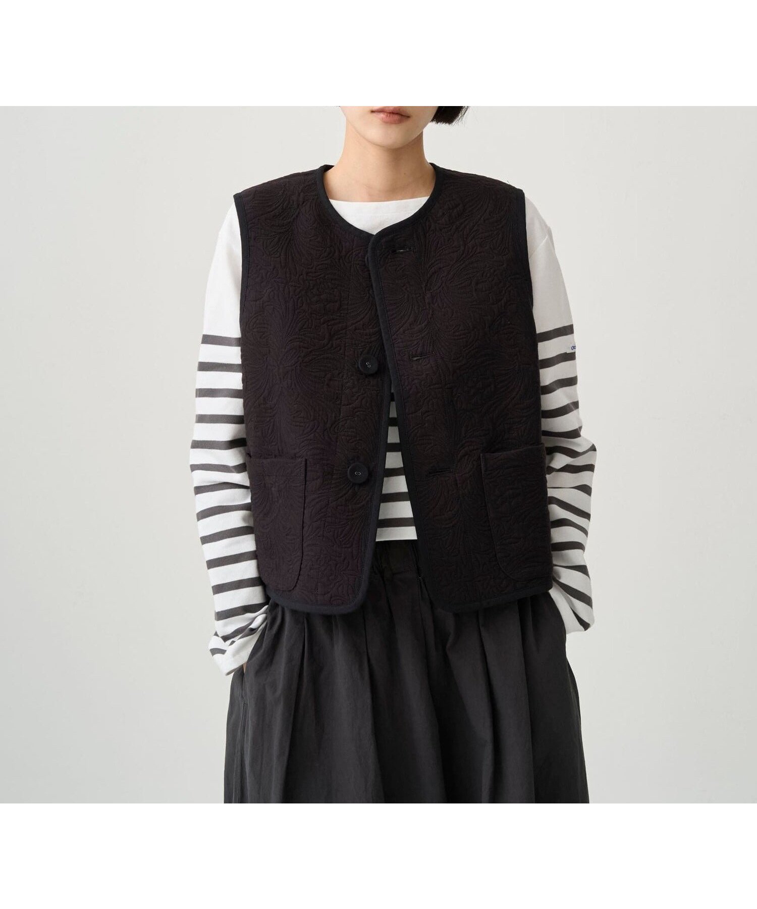 【ビショップ/Bshop】のコットンポリジャカード トリミングベスト WOMEN インテリア・キッズ・メンズ・レディースファッション・服の通販 founy(ファニー) 　ファッション　Fashion　レディースファッション　Fashion for Women　アウター　Coat / Outerwear Collection　トップス・カットソー　Cut & Sew Tops　ベスト&ジレ / 重ね着スタイル　Vests & Gilets　ショート　Short, Short Length　トリミング　Trimming, Decorative Edge　パッチ　Patch, Appliqué　フランス　France, French　フロント　Front, Front Design　ベスト　Vest, Waistcoat　ボーダー　Border, Stripe　ポケット　Pocket, Pocket Detail　BLACK|ID: prp329100004918262 ipo3291000000036889702