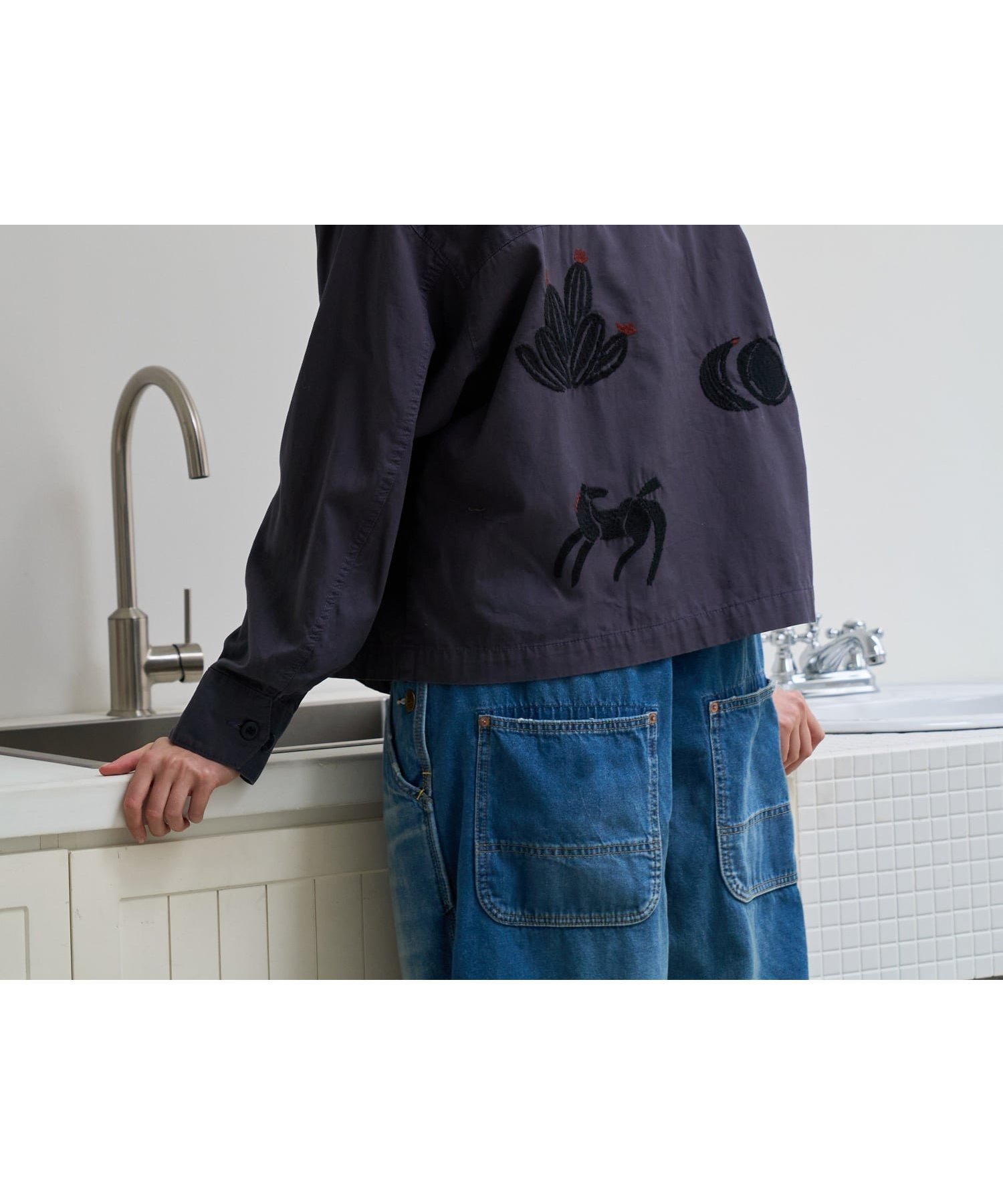 【アールエヌエーエヌ/RNA-N】のJ2188 エンブロイダリーブルゾン インテリア・キッズ・メンズ・レディースファッション・服の通販 founy(ファニー) ファッション Fashion レディースファッション Fashion for Women アウター Coat / Outerwear Collection ブルゾンジャケット・スポーティアウター Blouson Jackets オックス Oxford Fabric セットアップ Set-Up, Coordinated Outfit ブルゾン Blouson, Bomber Jacket モチーフ Motif, Design Theme リメイク Remake, Reconstructed ペールグレー|ID: prp329100004918392 ipo3291000000036890240