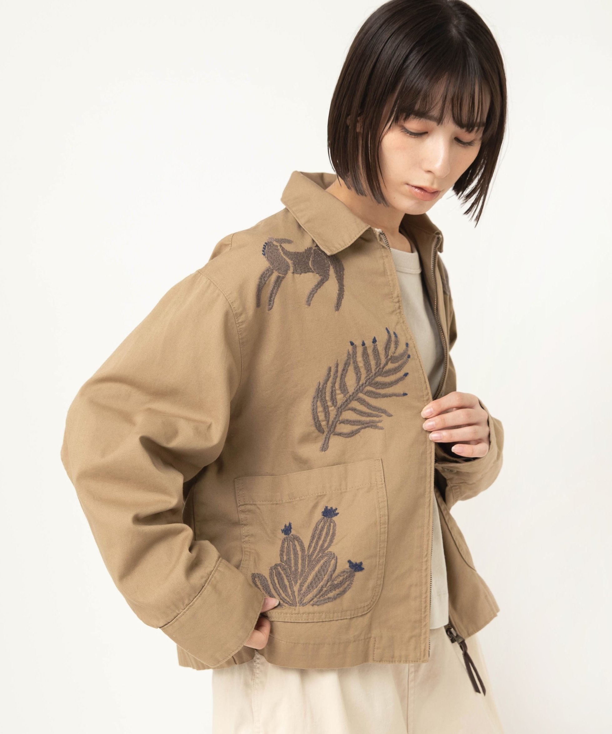 【アールエヌエーエヌ/RNA-N】のJ2188 エンブロイダリーブルゾン インテリア・キッズ・メンズ・レディースファッション・服の通販 founy(ファニー) ファッション Fashion レディースファッション Fashion for Women アウター Coat / Outerwear Collection ブルゾンジャケット・スポーティアウター Blouson Jackets オックス Oxford Fabric セットアップ Set-Up, Coordinated Outfit ブルゾン Blouson, Bomber Jacket モチーフ Motif, Design Theme リメイク Remake, Reconstructed ペールカーキ|ID: prp329100004918392 ipo3291000000036890241