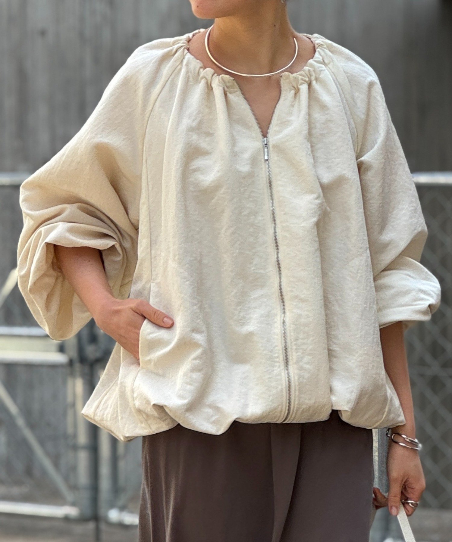 【ビアズリー/BEARDSLEY】のギャザーブルゾン インテリア・キッズ・メンズ・レディースファッション・服の通販 founy(ファニー) 　ファッション　Fashion　レディースファッション　Fashion for Women　アウター　Coat / Outerwear Collection　ブルゾンジャケット・スポーティアウター　Blouson Jackets　ギャザー　Gathered, Ruffled　ジップ　Zip, Zipper　スリーブ　Sleeve, Long Sleeve / Short Sleeve　ドローコード　Drawcord, Drawstring Cord　ブルゾン　Blouson, Bomber Jacket　ポケット　Pocket, Pocket Detail　再入荷　Restock / Back in Stock　エレガント 上品　Elegant　アイボリー|ID: prp329100004918441 ipo3291000000036890420