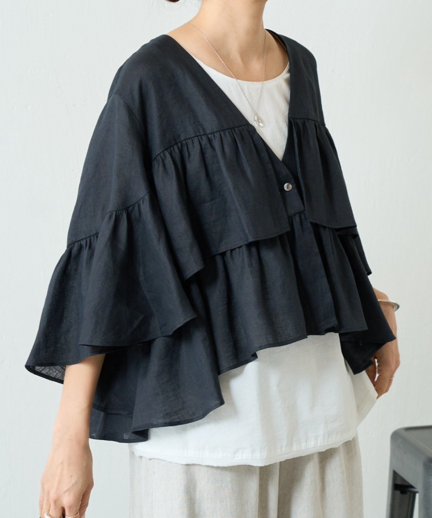 【ビアズリー/BEARDSLEY】のリネンフリル羽織 インテリア・キッズ・メンズ・レディースファッション・服の通販 founy(ファニー) ファッション Fashion レディースファッション Fashion for Women 春 Spring デニム Denim, Jeans Material フェミニン Feminine, Girly フリル Frill, Ruffle フロント Front, Front Design ポケット Pocket, Pocket Detail 羽織 Haori, Light Jacket リネン Linen, Linen Fabric ワイド Wide, Wide Fit S/S・春夏 SS, Spring/Summer, Warm Season 再入荷 Restock / Back in Stock 夏 Summer エレガント 上品 Elegant ブラック|ID: prp329100004918466 ipo3291000000036890516