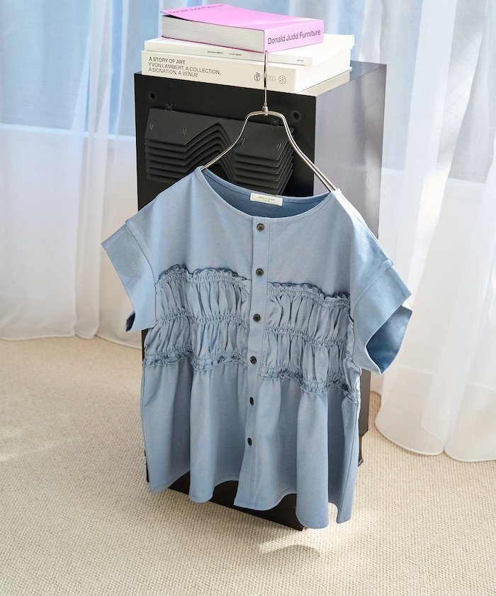 【フリークスストア/FREAK'S STORE】の限定展開 カットシャーリング ボタン ノースリーブ Tシャツ インテリア・キッズ・メンズ・レディースファッション・服の通販 founy(ファニー) 　ファッション　Fashion　レディースファッション　Fashion for Women　トップス・カットソー　Cut & Sew Tops　キャミソール&ノースリーブ　Camisoles & Sleeveless Tops　シャツ・ブラウス・オフィスカジュアル　Elegant Blouses & Button-Ups　ロングTシャツ・Tシャツ　Longline T-Shirts & Tees　2026年　2026　カットソー　Cut and Sewn Top　シャーリング　Shirring, Ruched　シンプル　Simple, Minimal　トレンド　Trend, Trending Now　ノースリーブ　Sleeveless, No-Sleeve　エレガント 上品　Elegant　夏　Summer　S/S・春夏　SS, Spring/Summer, Warm Season　ブルー|ID: prp329100004919221 ipo3291000000036903354