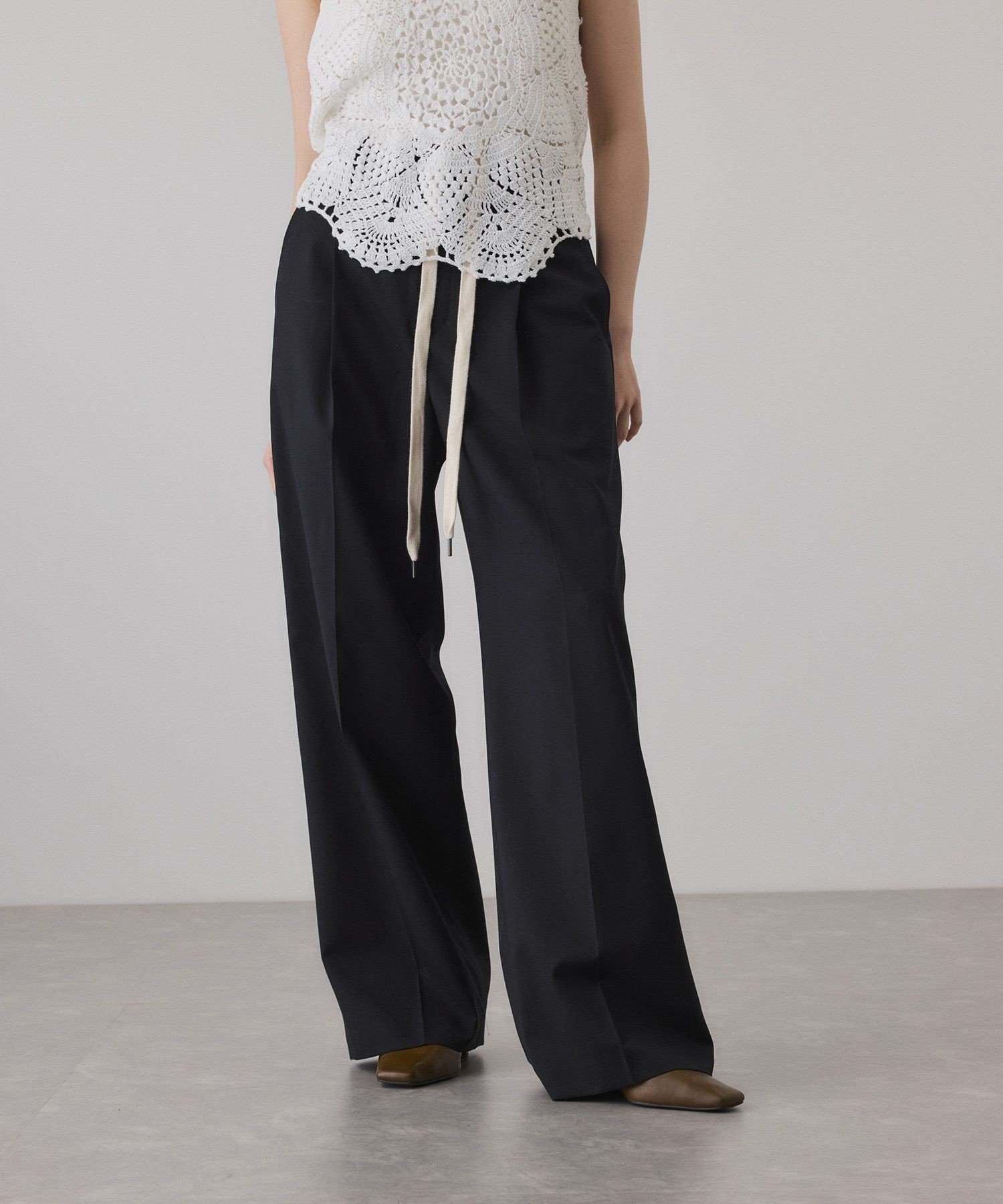 【アダム エ ロペ/ADAM ET ROPE'】のイージースラックス インテリア・キッズ・メンズ・レディースファッション・服の通販 founy(ファニー) 　ファッション　Fashion　レディースファッション　Fashion for Women　ウォッシャブル　Machine Washable　カーディガン　Cardigan, Knitwear　ギャザー　Gathered, Ruffled　今季　This Season, Current Season　吸水　Absorbent, Quick-Dry　シンプル　Simple, Minimal　スウェット / スエット　Sweatshirt, Sweatwear　スカーフ　Scarf, Neckwear　ストレッチ　Stretch, Stretchy Fabric　スニーカー　Sneakers, Trainers　スラックス　Slacks, Dress Pants　セットアップ　Set-Up, Coordinated Outfit　センター　Center, Center Line　ダウン　Down, Puffer　フロント　Front, Front Design　ポケット　Pocket, Pocket Detail　おすすめ　Recommended / Our Picks　セレモニー　Ceremony　2026年　2026　ブラック(01)|ID: prp329100004919296 ipo3291000000036903918