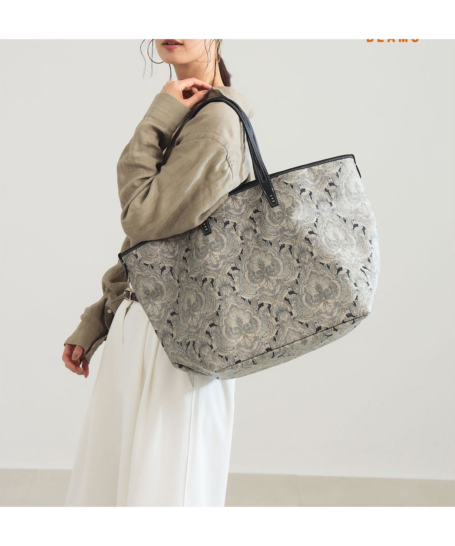 【デミルクス ビームス/Demi-Luxe BEAMS】の【別注】A VACATION / ONYX ROAM トートバッグ 人気、トレンドファッション・服の通販 founy(ファニー) 　ファッション　Fashion　レディースファッション　Fashion for Women　バッグ　Bags　アウトドア　Outdoor Clothing　コーティング　Coating, Coated Finish　軽量　Lightweight, Ultra Light　シンプル　Simple, Minimal　ジャカード／ジャガード　Jacquard, Woven Pattern　ジャケット　Jacket, Outerwear　トリミング　Trimming, Decorative Edge　人気　Popular, Best Seller　ビッグ　Big, Oversized　ビーチ　Beach, Seaside　フォルム　Silhouette, Form　ペイズリー　Paisley, Ethnic Pattern　別注　Limited Edition, Custom Order　モノトーン　Monotone, Black and White　リラックス　Relax, Relaxed Fit　ビジネス 仕事 通勤　Business / Work / Commuting　 other-1|ID: prp329100004923383 ipo3291000000036942589