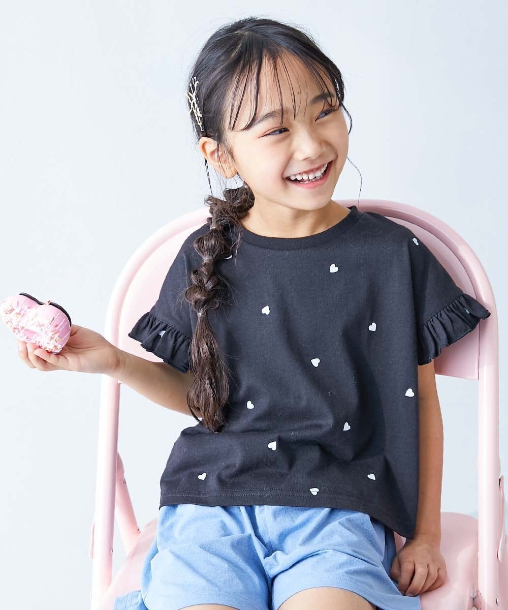 【デビロック/devirock / KIDS】のハート総柄 袖フリル 半袖Tシャツ 子供服 キッズ 女の子 ハート柄 ハート 26SS インテリア・キッズ・メンズ・レディースファッション・服の通販 founy(ファニー) 　ファッション　Fashion　キッズファッション　Fashion for Kids　デニム　Denim, Jeans Material　トレンド　Trend, Trending Now　長袖　Long Sleeve, Full Sleeve　フリル　Frill, Ruffle　プリント　Print, Printed Pattern　半袖　Short Sleeve, Half Sleeve　ワイド　Wide, Wide Fit　おすすめ　Recommended / Our Picks　2026年　2026　002-ブラック|ID: prp329100004924167 ipo3291000000036948774