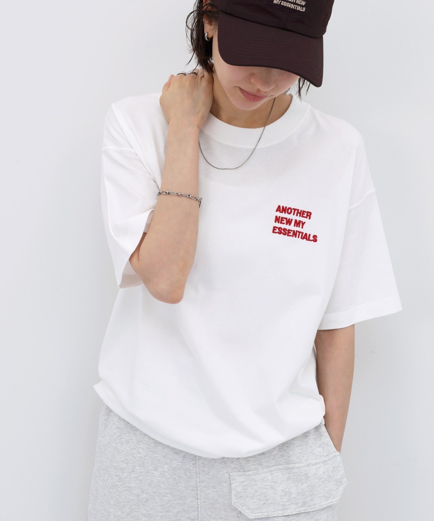 【アンドミー/andme】のロゴ 刺繍 半袖 Tシャツ ANME アンメ インテリア・キッズ・メンズ・レディースファッション・服の通販 founy(ファニー) 　ファッション　Fashion　レディースファッション　Fashion for Women　トップス・カットソー　Cut & Sew Tops　シャツ・ブラウス・オフィスカジュアル　Elegant Blouses & Button-Ups　ロングTシャツ・Tシャツ　Longline T-Shirts & Tees　シンプル　Simple, Minimal　別注　Limited Edition, Custom Order　半袖　Short Sleeve, Half Sleeve　オフホワイト×レッド|ID: prp329100004925906 ipo3291000000036963109