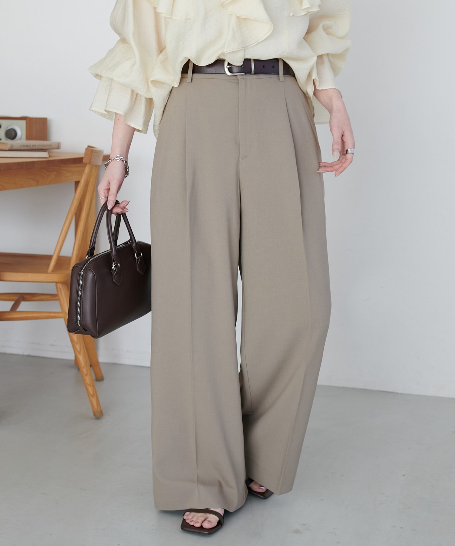 【ディスコート/Discoat】のとろみ2タックワイドパンツ《WEB限定カラーあり》 インテリア・キッズ・メンズ・レディースファッション・服の通販 founy(ファニー) 　ファッション　Fashion　レディースファッション　Fashion for Women　パンツ　Pants & Trousers　おすすめ　Recommended / Our Picks　とろみ　Fluid, Flowy Fabric　カットソー　Cut and Sewn Top　ジャケット　Jacket, Outerwear　フロント　Front, Front Design　ワイド　Wide, Wide Fit　人気　Popular, Best Seller　ビジネス 仕事 通勤　Business / Work / Commuting　グレージュ|ID: prp329100004925958 ipo3291000000036963280