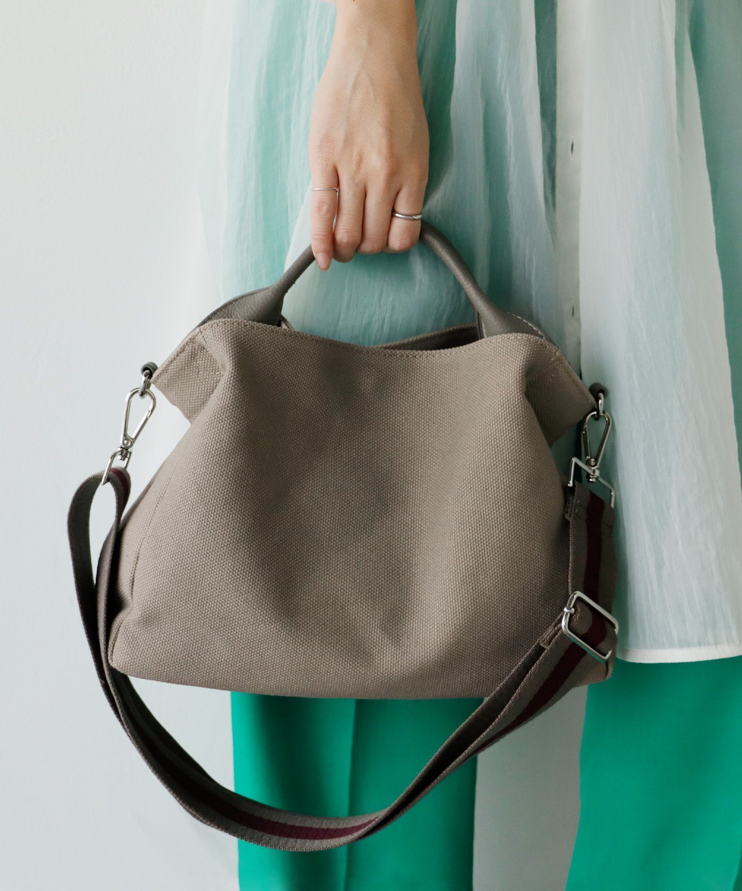 【ヴィータフェリーチェ/VitaFelice】の本革ハンドル2wayトートバッグ レディース ナイロン キャンバス インテリア・キッズ・メンズ・レディースファッション・服の通販 founy(ファニー) 　ファッション　Fashion　レディースファッション　Fashion for Women　バッグ　Bags　キャンバス　Canvas, Canvas Fabric　ショルダー　Shoulder, Shoulder Strap　フォルム　Silhouette, Form　グレー|ID: prp329100004926026 ipo3291000000036963544