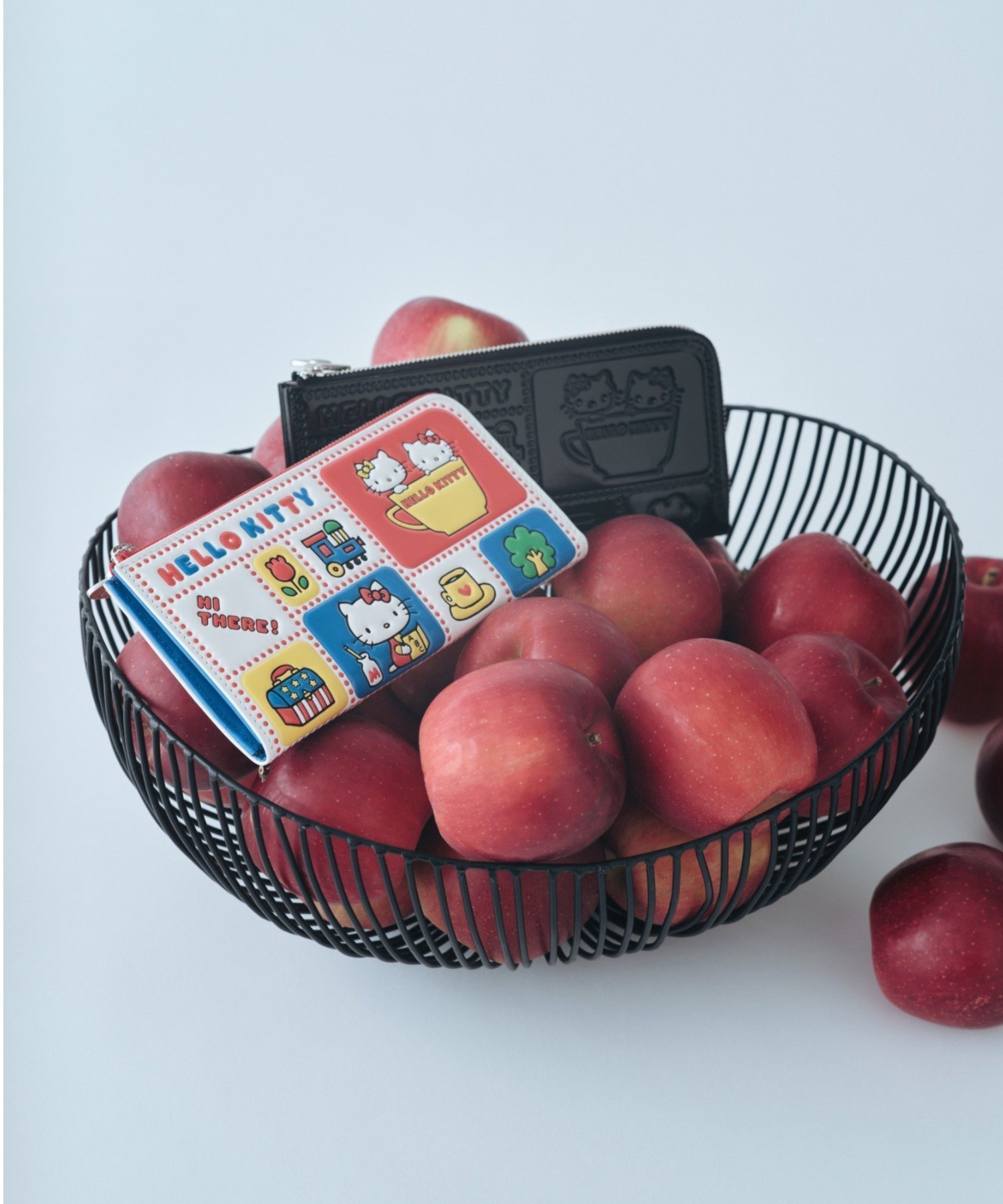 【イア パピヨネ/ear PAPILLONNER】の【HELLO KITTY(ハローキティ)×ear】ロングウォレット/長財布 インテリア・キッズ・メンズ・レディースファッション・服の通販 founy(ファニー) 　ファッション　Fashion　レディースファッション　Fashion for Women　ミニ財布・二つ折り財布　Wallets & Card Cases　カラフル　Colorful Design　コーティング　Coating, Coated Finish　財布　Wallet, Purse　タオル　Towel, Bath Towel　ハンド　Hand, Handmade　リボン　Ribbon, Bow　ブラック|ID: prp329100004926045 ipo3291000000036963616