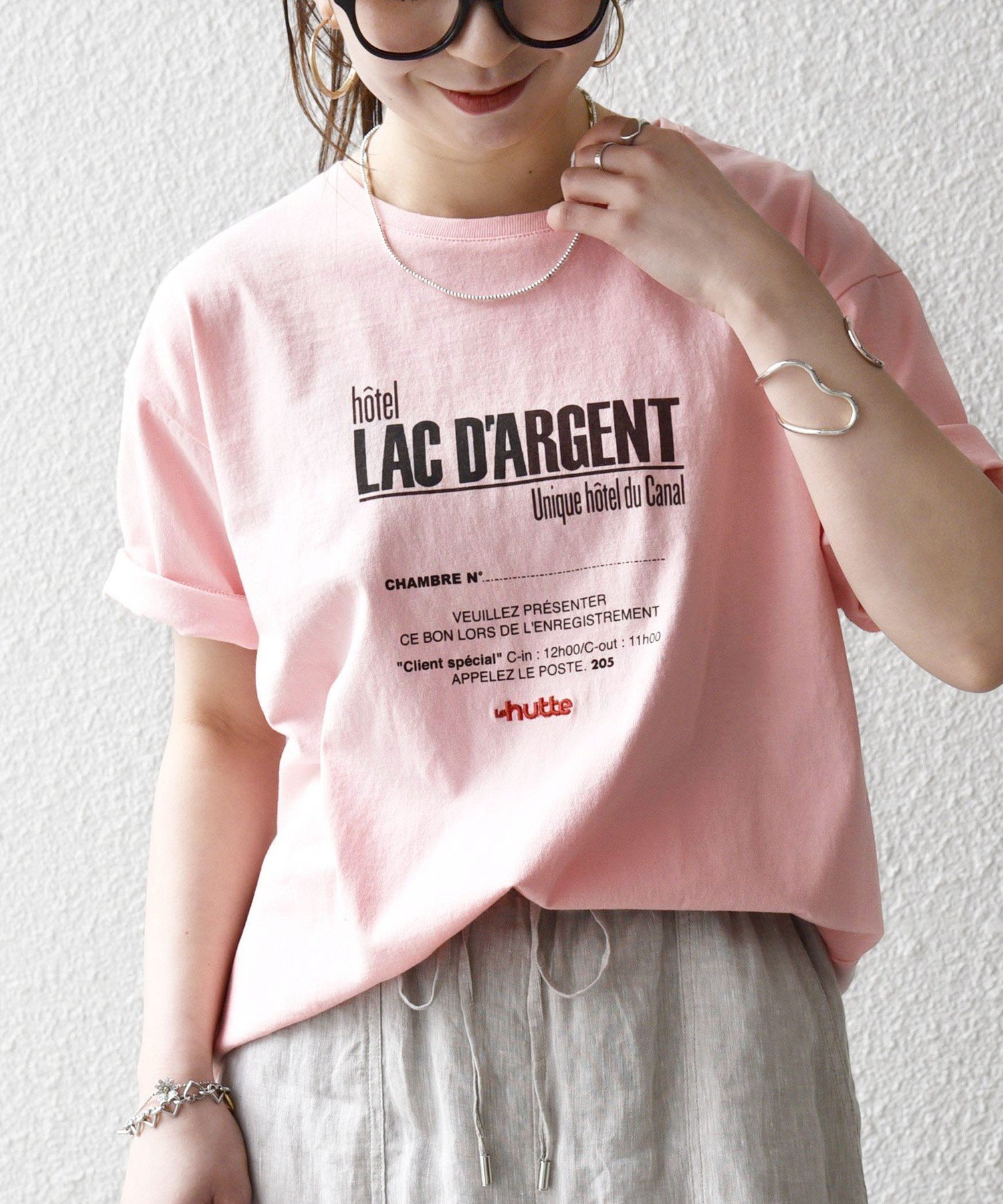 【シップス フォー ウィメン/SHIPS】の【SHIPS any別注】La Hutte 洗濯機可能 デザイン ロゴ プリント TEE 26SS インテリア・キッズ・メンズ・レディースファッション・服の通販 founy(ファニー) 　ファッション　Fashion　レディースファッション　Fashion for Women　アウトドア　Outdoor Clothing　インナー　Innerwear　今季　This Season, Current Season　シンプル　Simple, Minimal　ジャケット　Jacket, Outerwear　人気　Popular, Best Seller　フランス　France, French　プリント　Print, Printed Pattern　ベーシック　Basic, Essential　別注　Limited Edition, Custom Order　半袖　Short Sleeve, Half Sleeve　おすすめ　Recommended / Our Picks　2026年　2026　ピンク|ID: prp329100004926109 ipo3291000000036963921